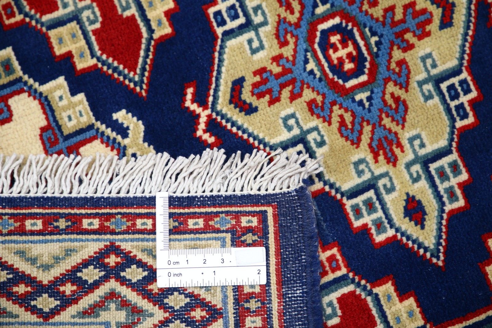 Tapis noué à la main 67 x 92 cm, bleu marine, rouge et ivoire. Motif médaillon géométrique photo buy