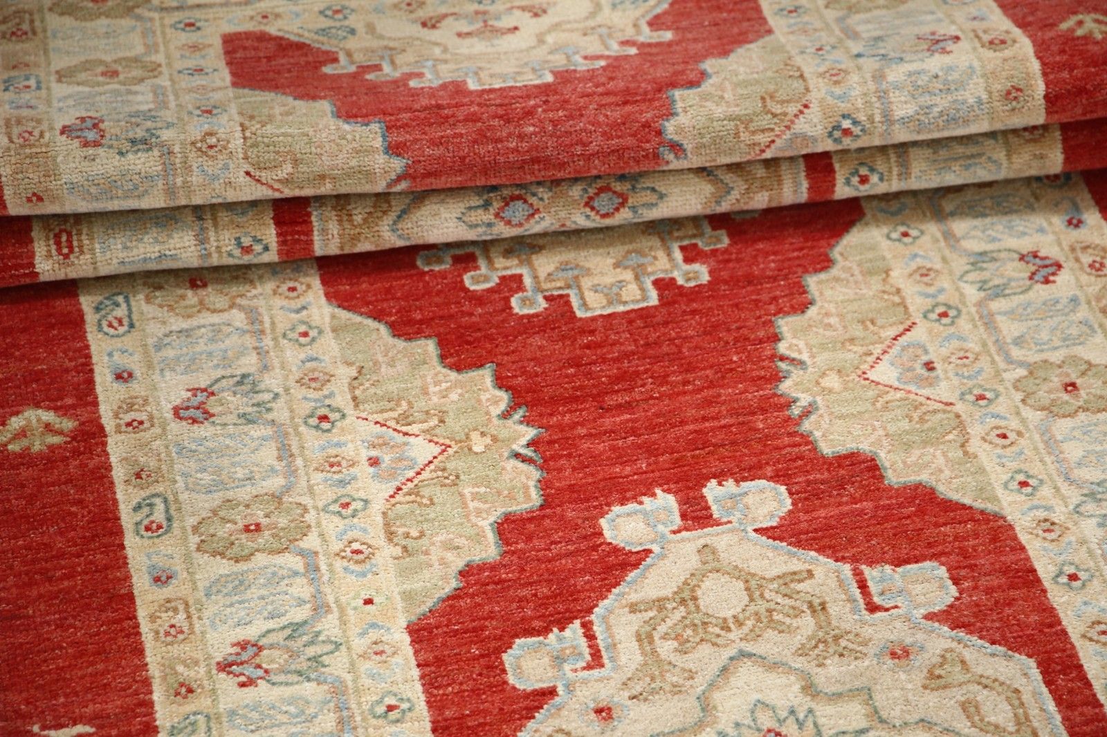 Tapis de couloir fait main 0,82 x 2,37 m. Tapis de hall. Tapis de cuisine beige et rouge photo buy