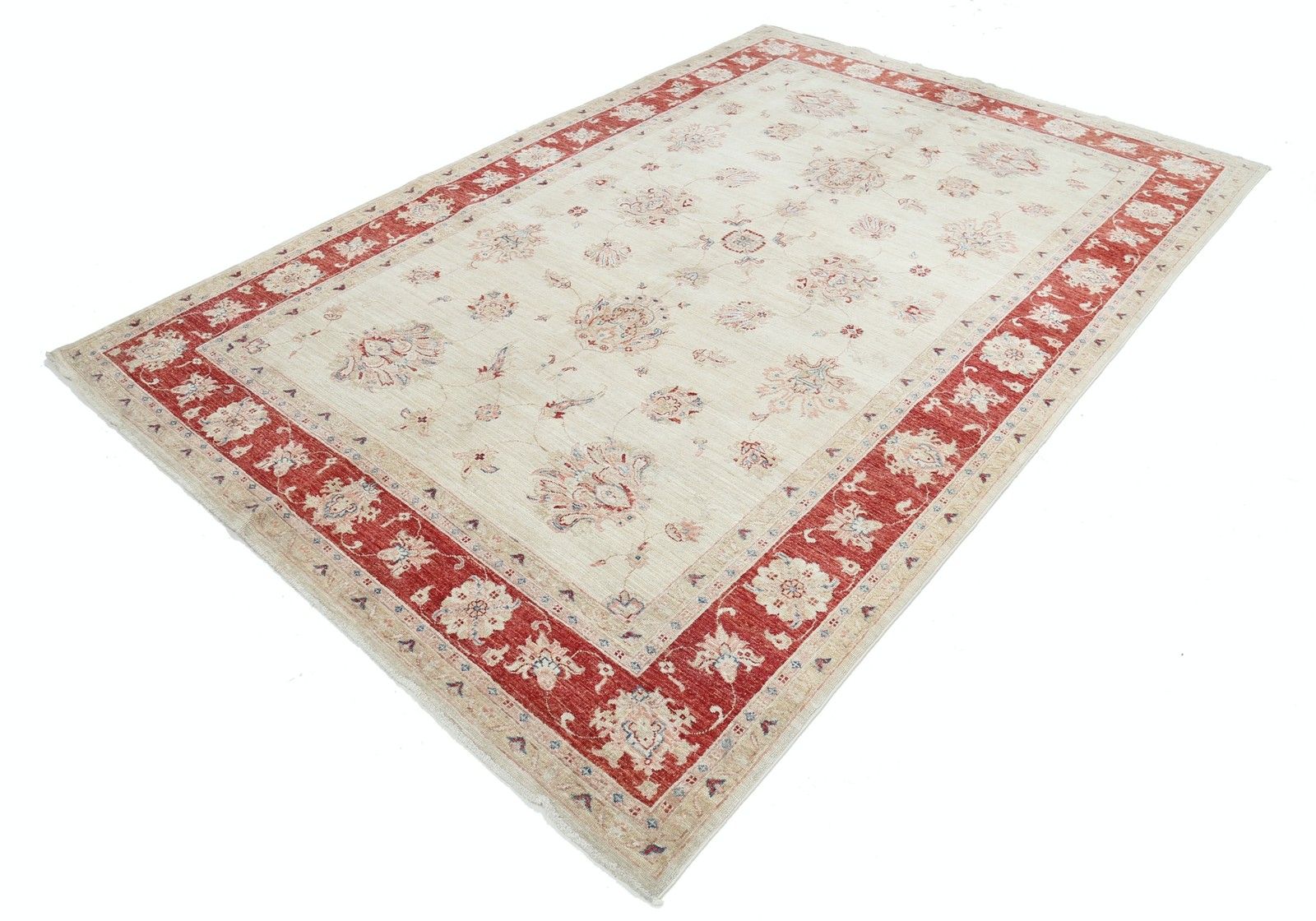 Handgemaakt bloementapijt 7x10 ft in beige en rood. Traditioneel Oushak-tapijt photo for sale