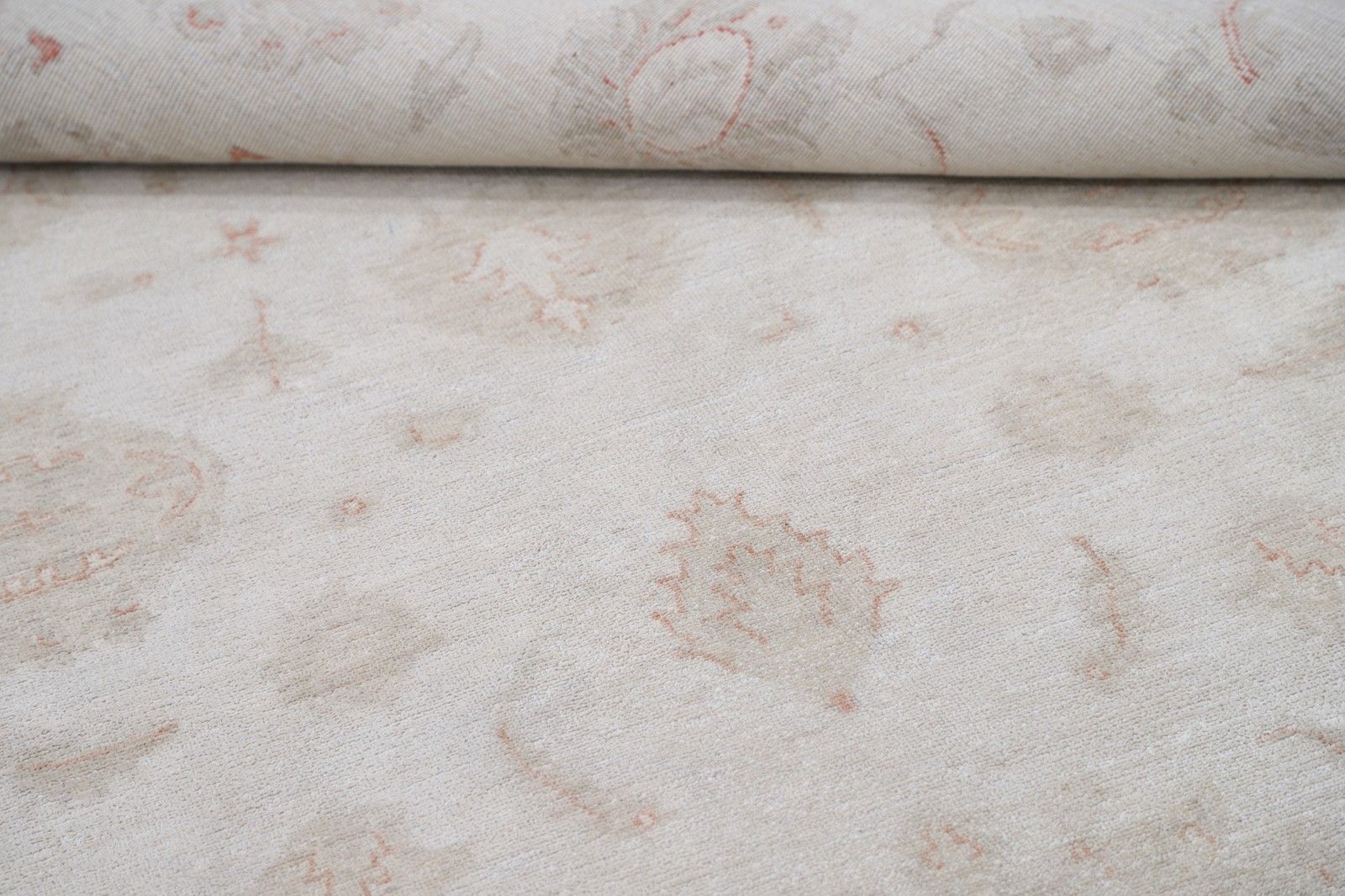 10x13,7 ft handgeknoopt bloemmotief vloerkleed. Traditioneel rood en beige tapijt photo Textiel