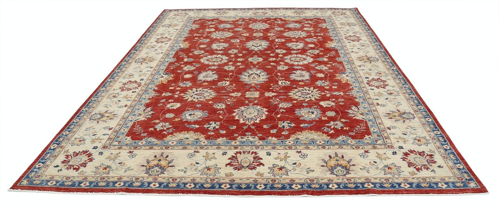 Tapis à motifs floraux noué à la main, 274 x 356 cm, fond rouge et bordure beige. photo Textiles