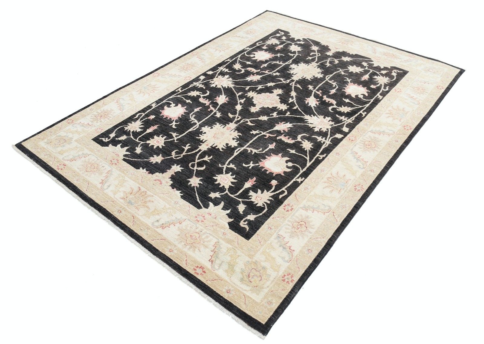 Tapis à motifs floraux noué à la main, fond noir et bordure beige, 1,70 x 2,40 m photo for sale
