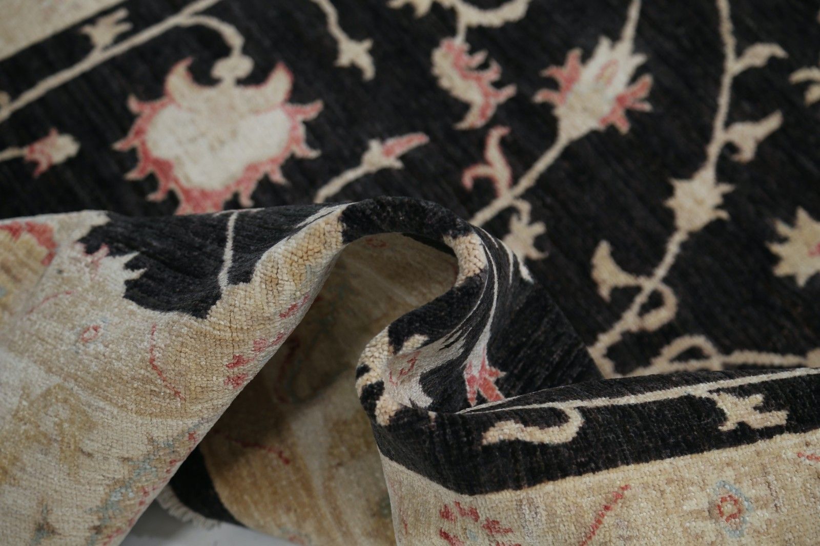 Tapis à motifs floraux noué à la main, fond noir et bordure beige, 1,70 x 2,40 m photo vinterior