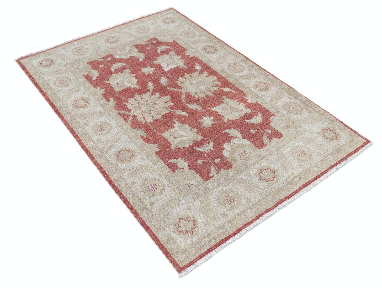 Tapis noué à la main à motifs floraux, champ rouge et bordure ivoire, 120 x 173 cm. 100 % laine photo furniture