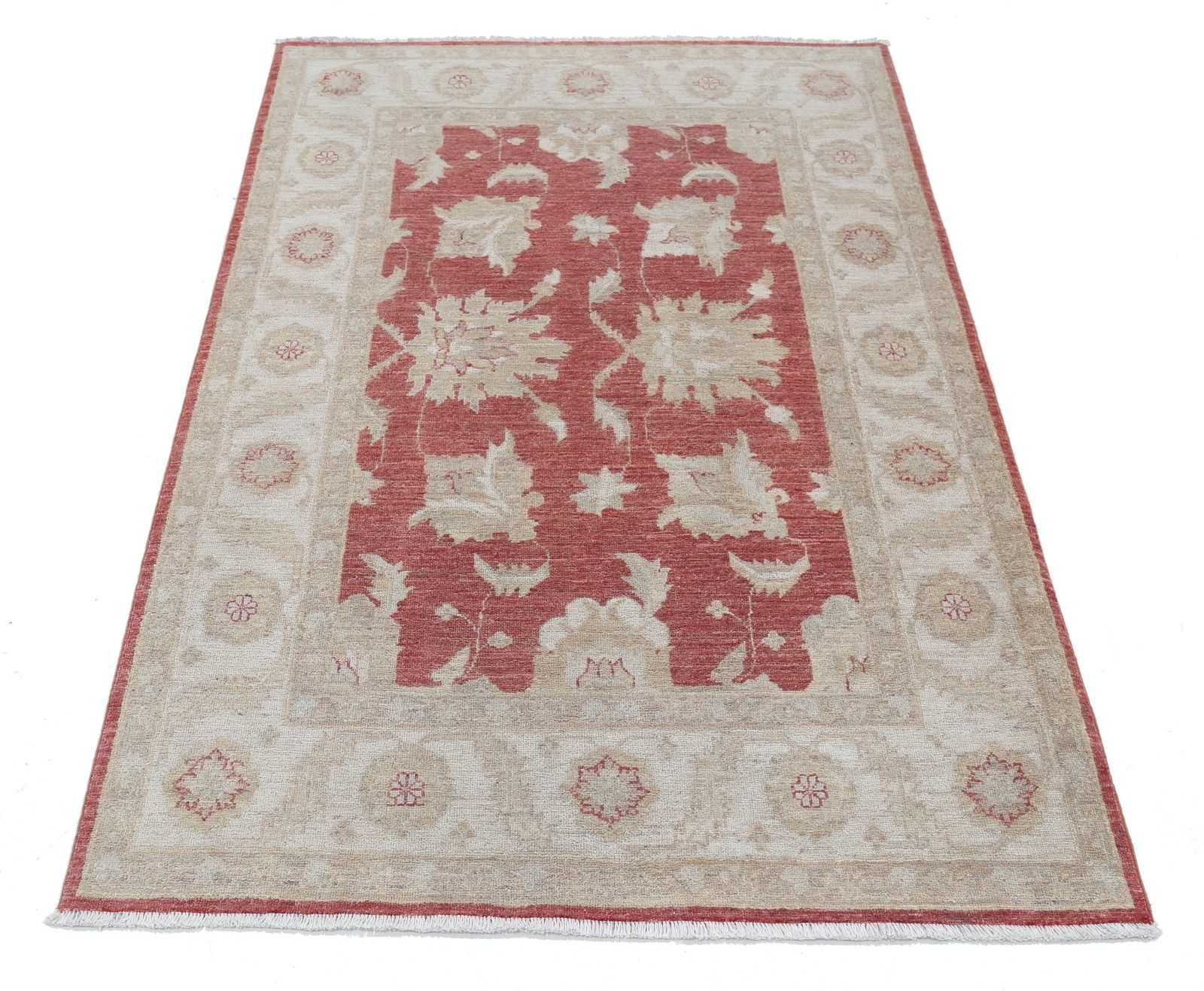 Tapis noué à la main à motifs floraux, champ rouge et bordure ivoire, 120 x 173 cm. 100 % laine photo Textiles