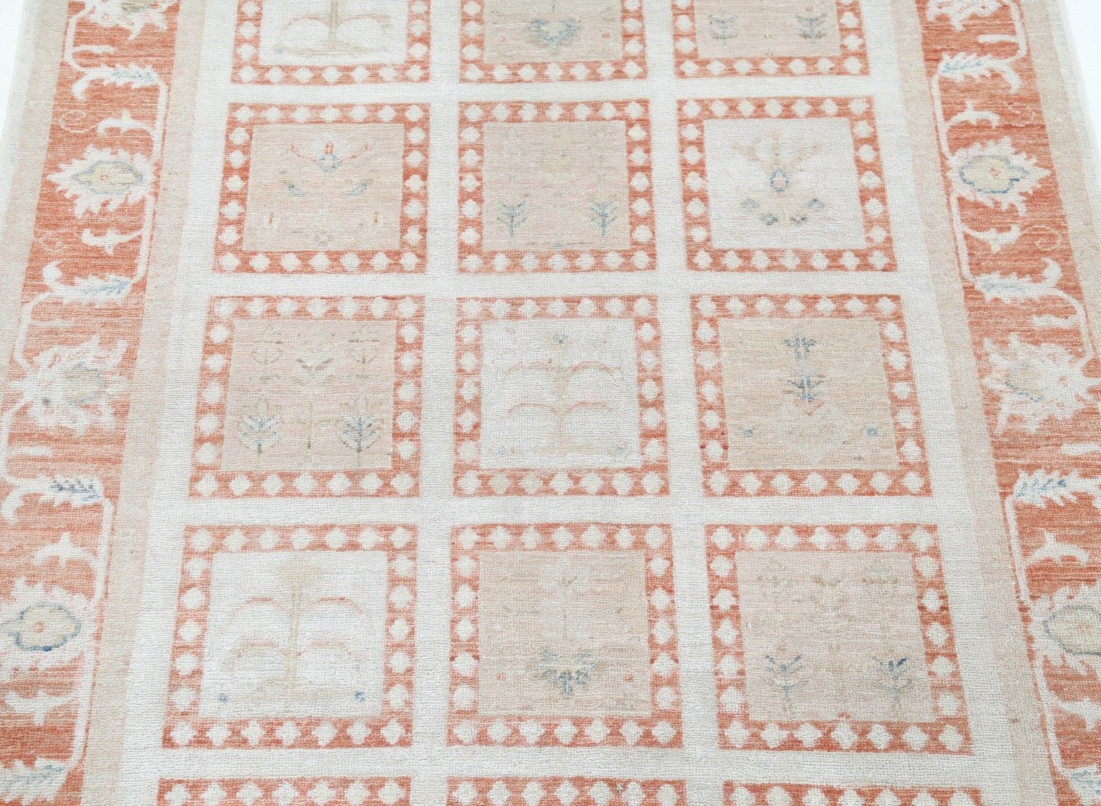 Tapis noué main ivoire, pêche et bleu clair à motif floral géométrique, 120 x 166 cm photo for sale