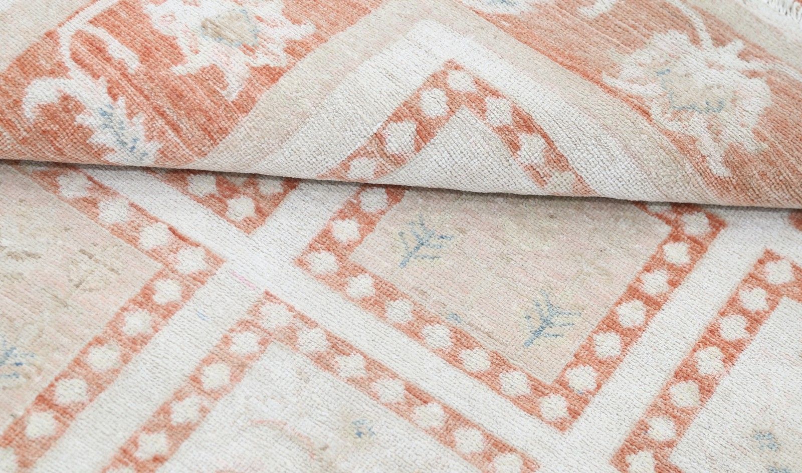 4x5,5 ft handgeknoopt tapijt in ivoor, perzik en lichtblauw met geometrisch bloemmotief photo Textiel