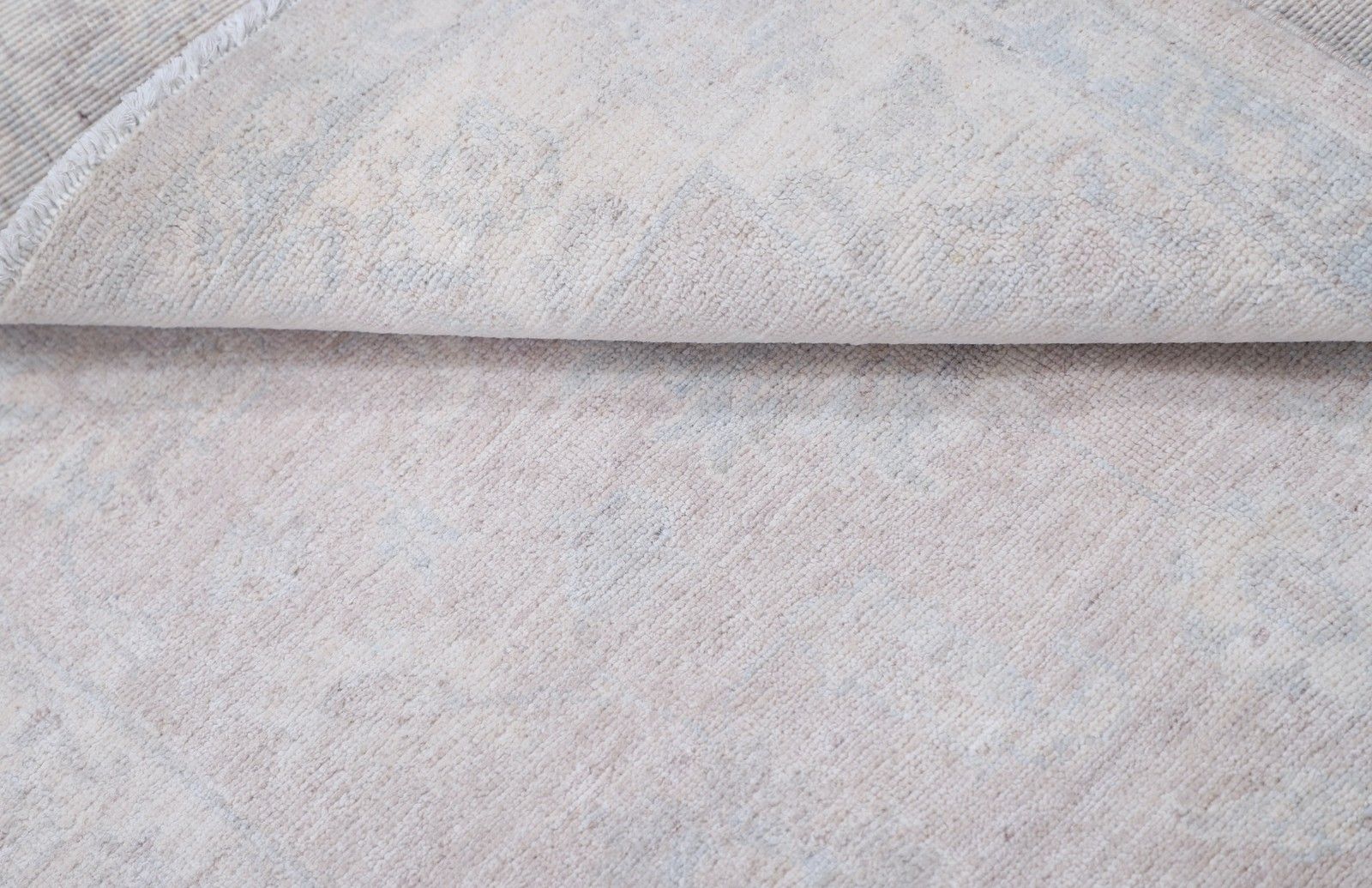 Handgeknoopt Turks vloerkleed 92 x 153 cm in zachte tinten. 100% wol. Beige klein vloerkleed photo Textiel