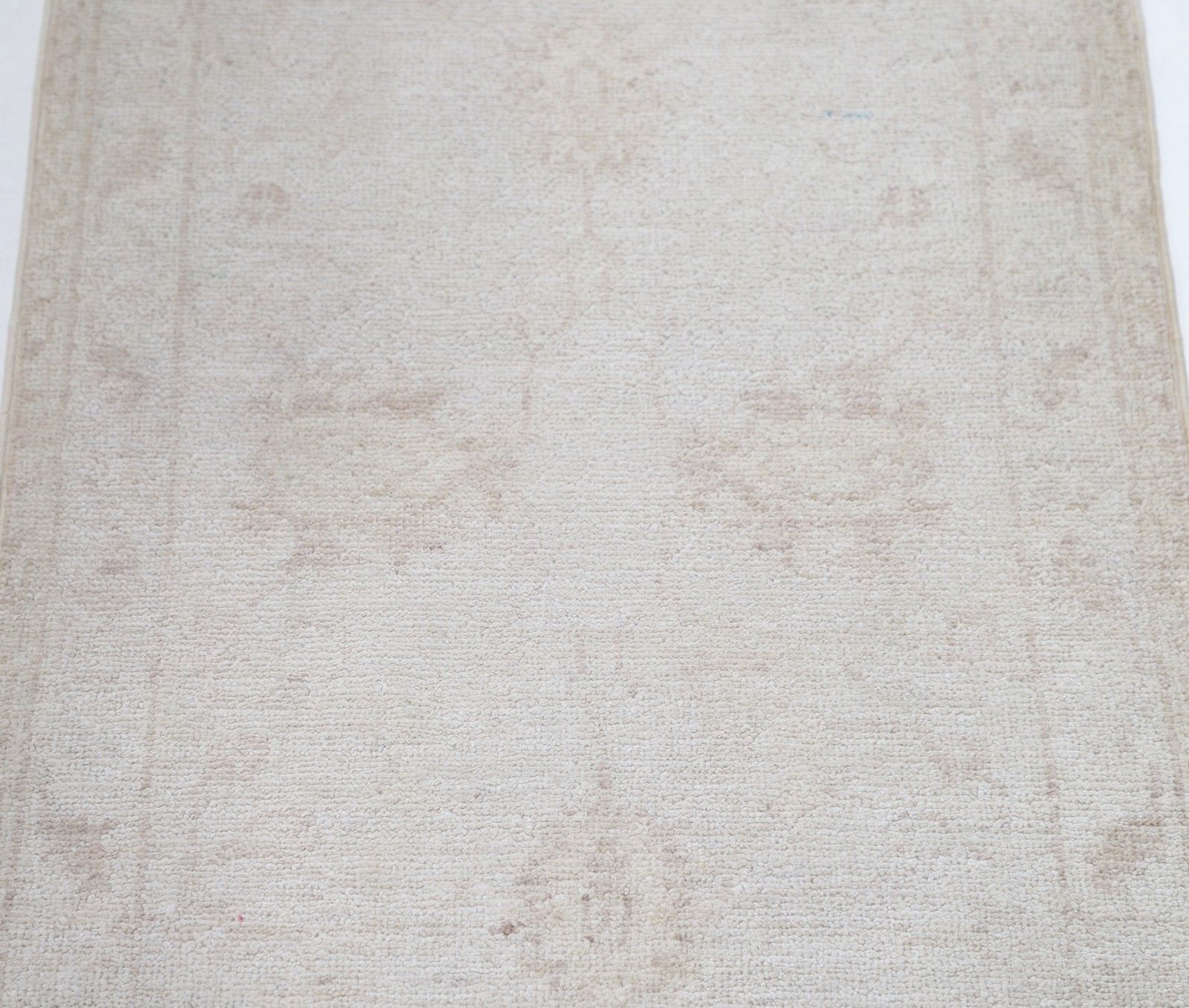 Tapis d'appoint artisanal beige à motif floral, 1,9 x 3 ft, pour chambre et entrée photo for sale