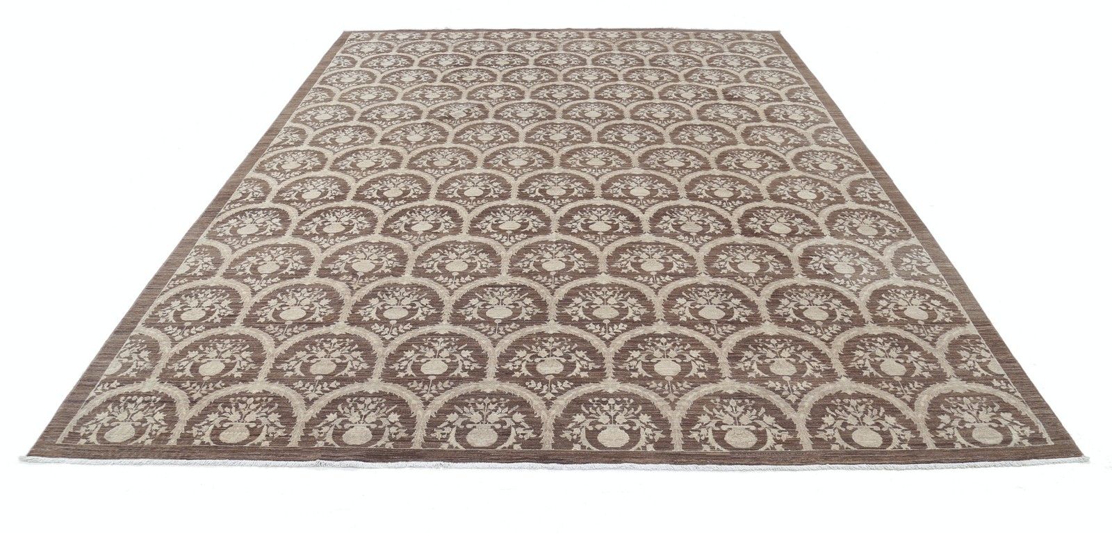 Tapis en laine noué à la main, marron et ivoire, 275 x 361 cm. Tapis à motif botanique répété photo Textiles
