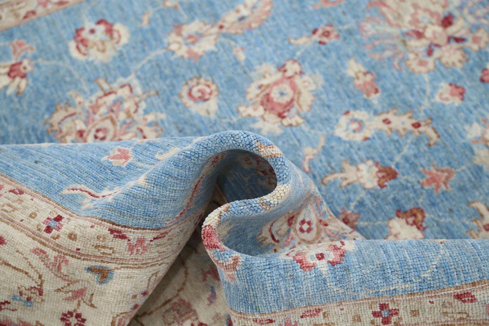 Tapis Oushak floral noué à la main, 150 x 209 cm, fond bleu et bordure beige. 100 % laine photo vinterior