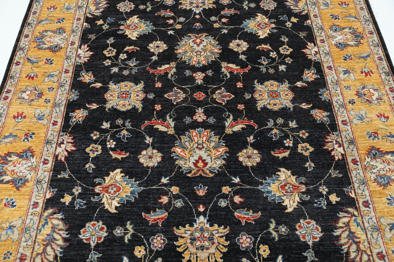 Tapis à motifs floraux noué à la main, fond noir et bordure jaune moutarde, 1,68 x 2,37 m photo 2100.0