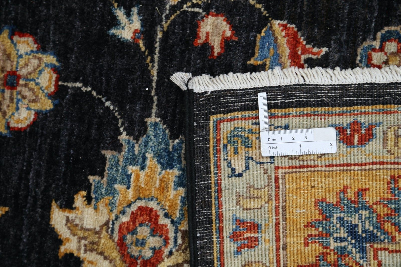 Tapis à motifs floraux noué à la main, fond noir et bordure jaune moutarde, 1,68 x 2,37 m photo buy