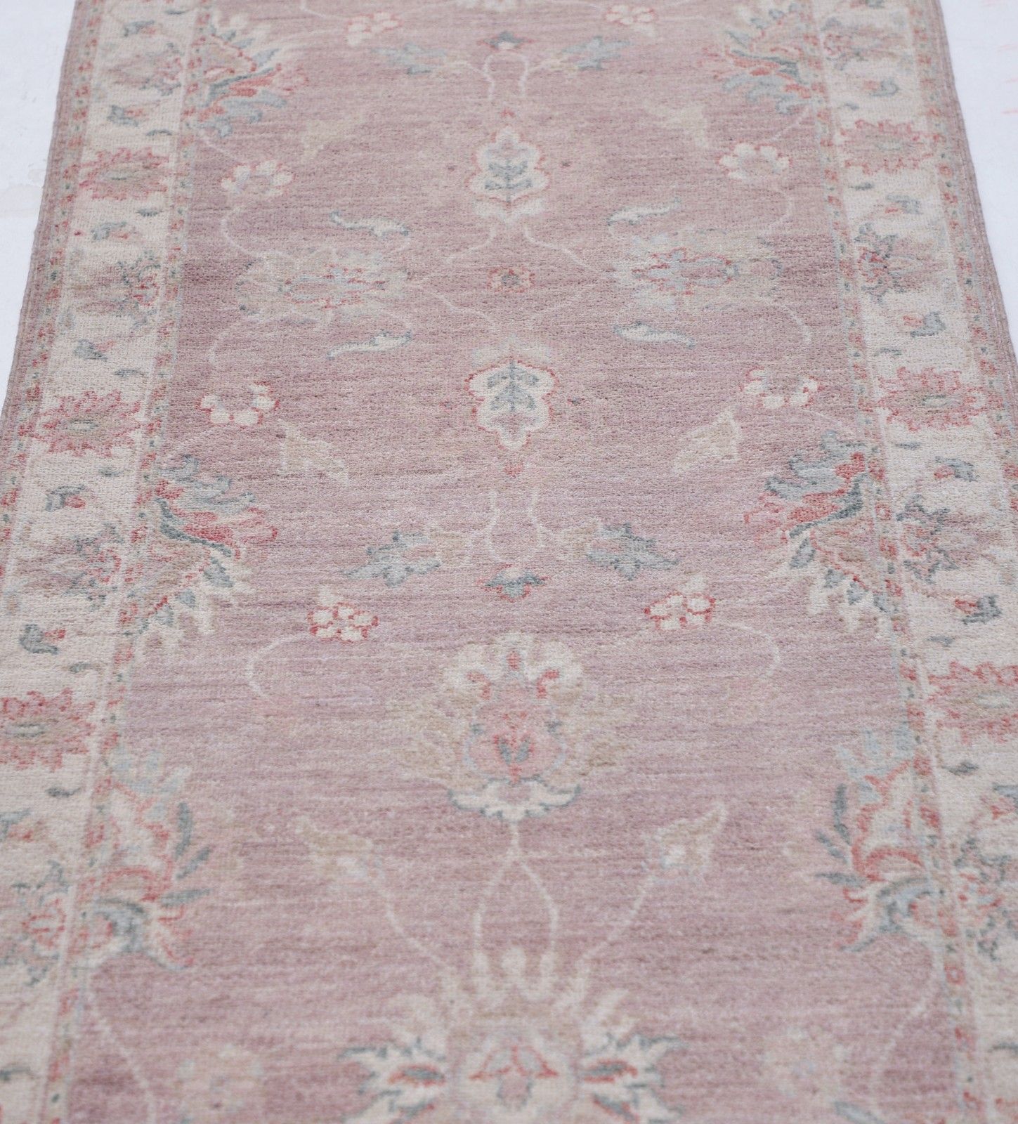 2,5 x 12,2 ft handgeknoopt loperkleed in roze en ivoor, wol. Bloemmotief gangkleed photo for sale