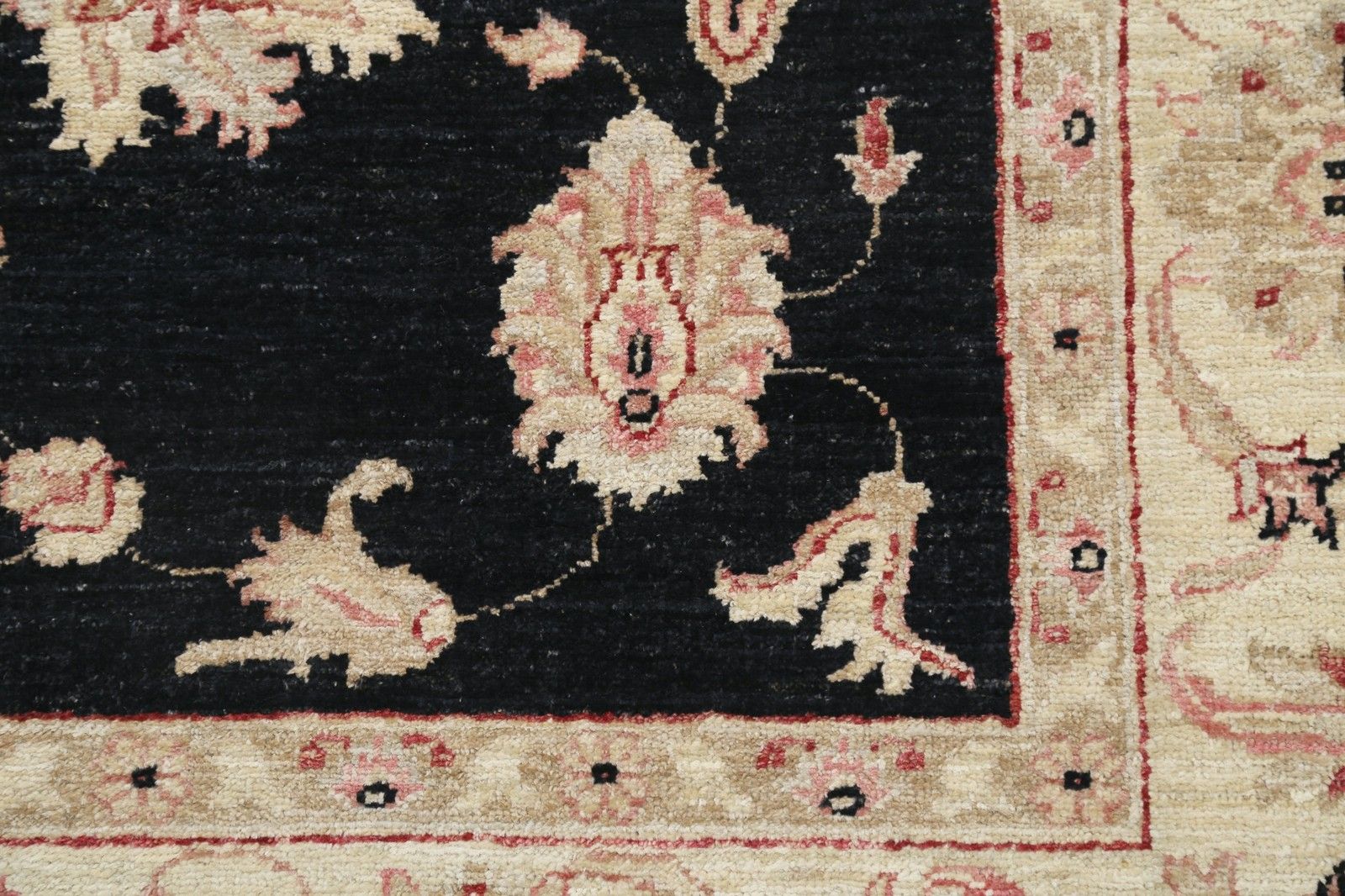 Tapis à motifs floraux noué à la main, fond noir et bordure beige, 170 x 240 cm photo 2139.0