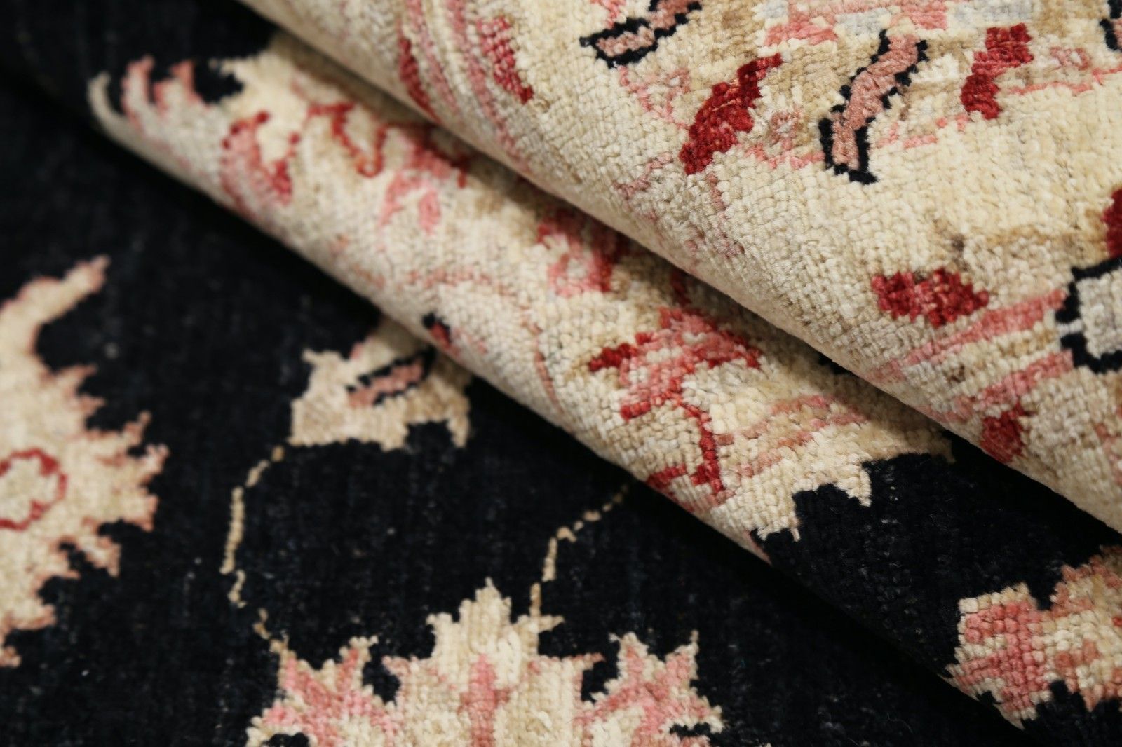 5,6x8 Ft Handgeknoopt Bloemen Vloerkleed Met Zwart Fond En Beige Rand photo vinterior