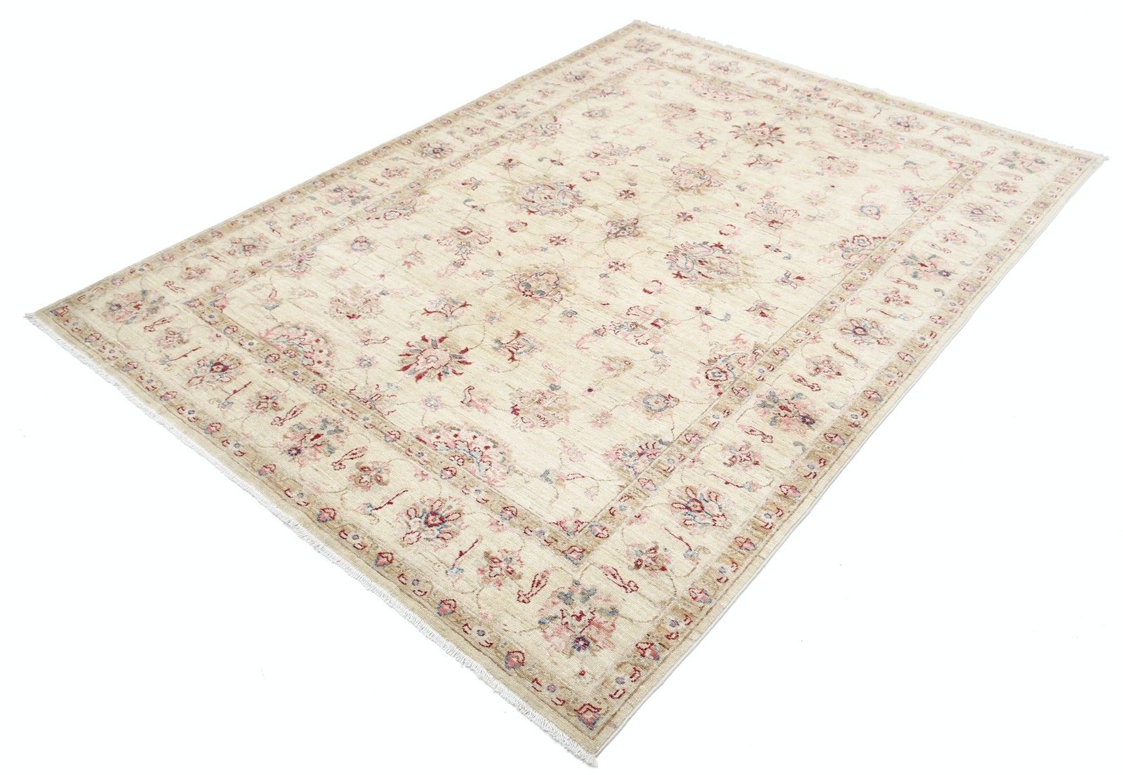 Tapis Oushak en laine beige, noué à la main, motif floral sur fond uni, 1,71 x 2,39 m photo for sale