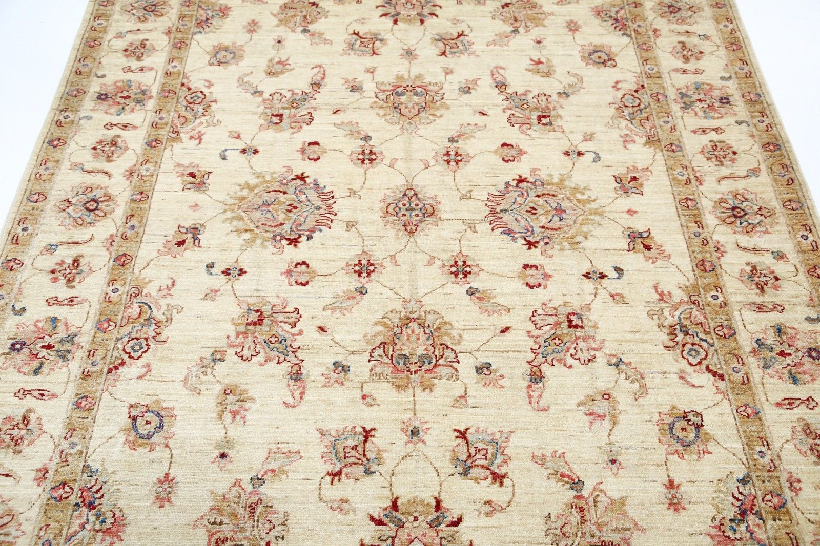 Tapis Oushak en laine beige, noué à la main, motif floral sur fond uni, 1,71 x 2,39 m photo 2159.0