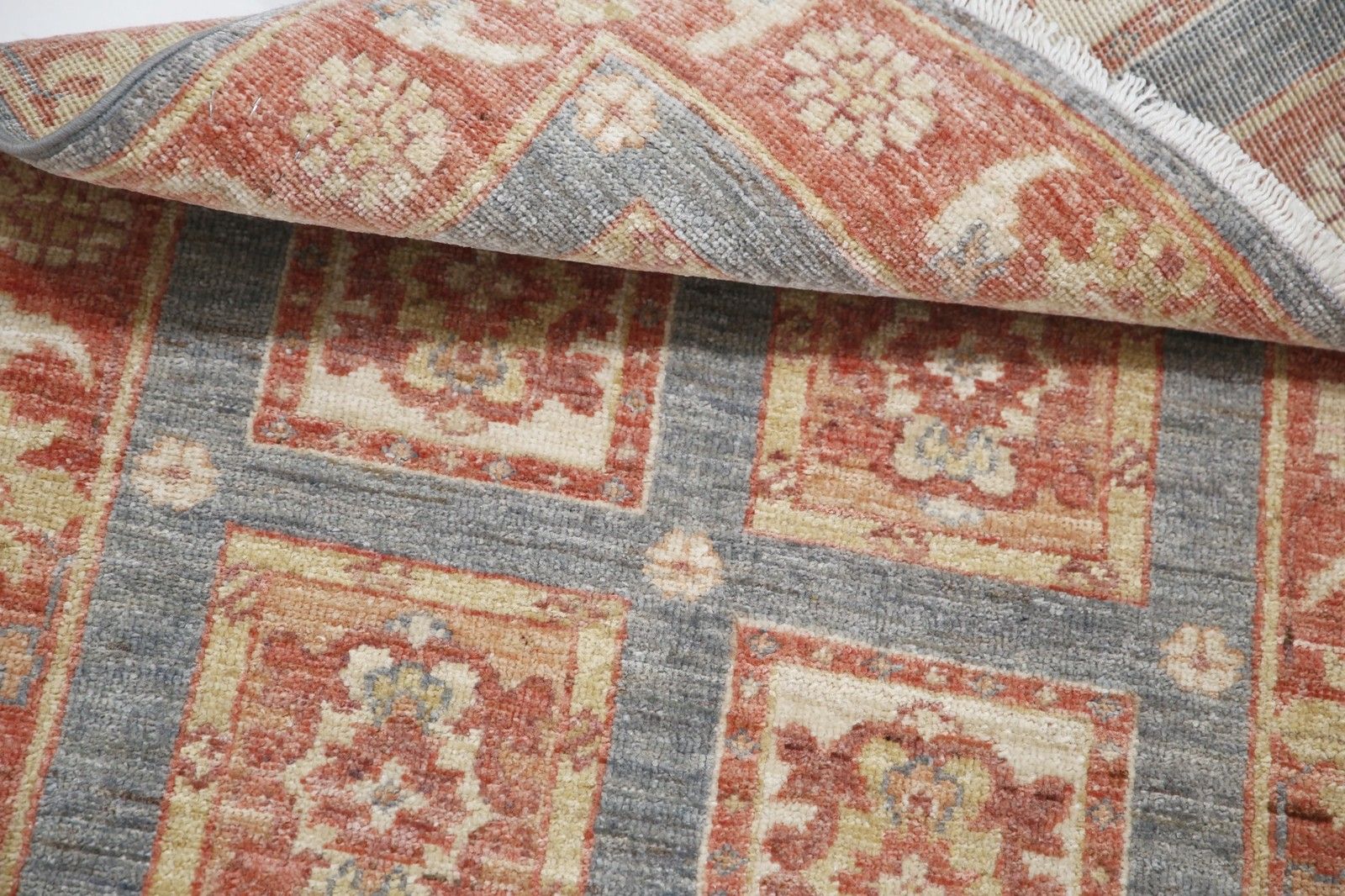 Tapis à motifs géométriques noué à la main, gris, corail et or, 67 x 97 cm photo vinterior
