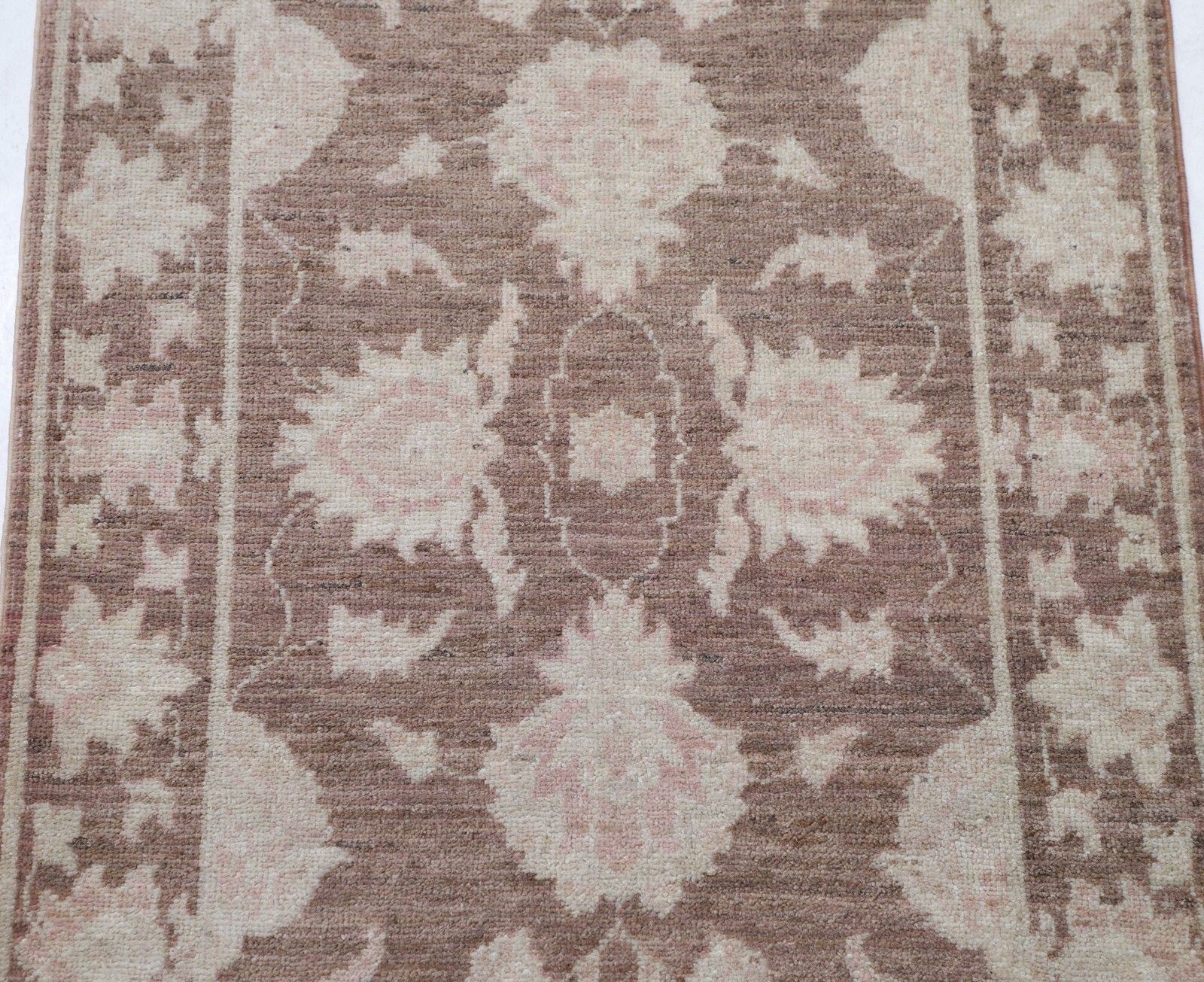 Tapis en laine noué à la main, marron et ivoire, 67 x 97 cm. Petit tapis à motif floral photo for sale