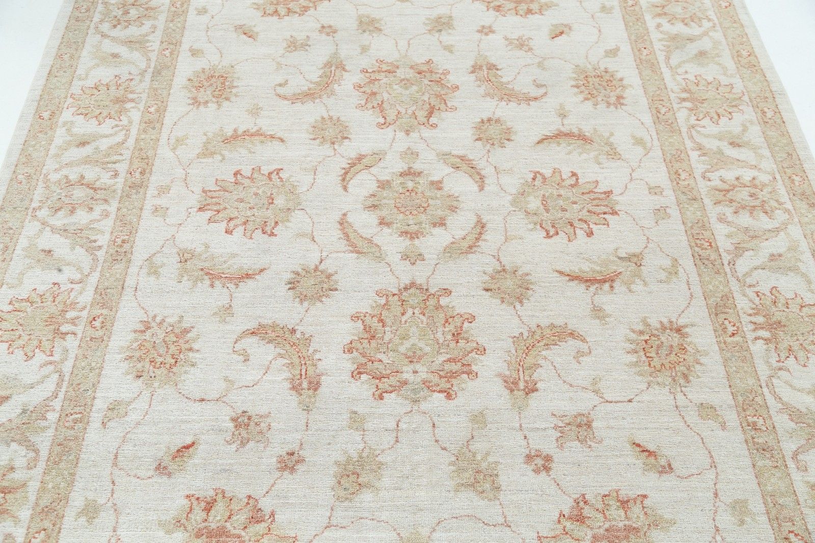 5,6x7,7 ft Handgeknoopt Beige Wollen Oushak Vloerkleed met Allover Bloemmotief photo 2061.0