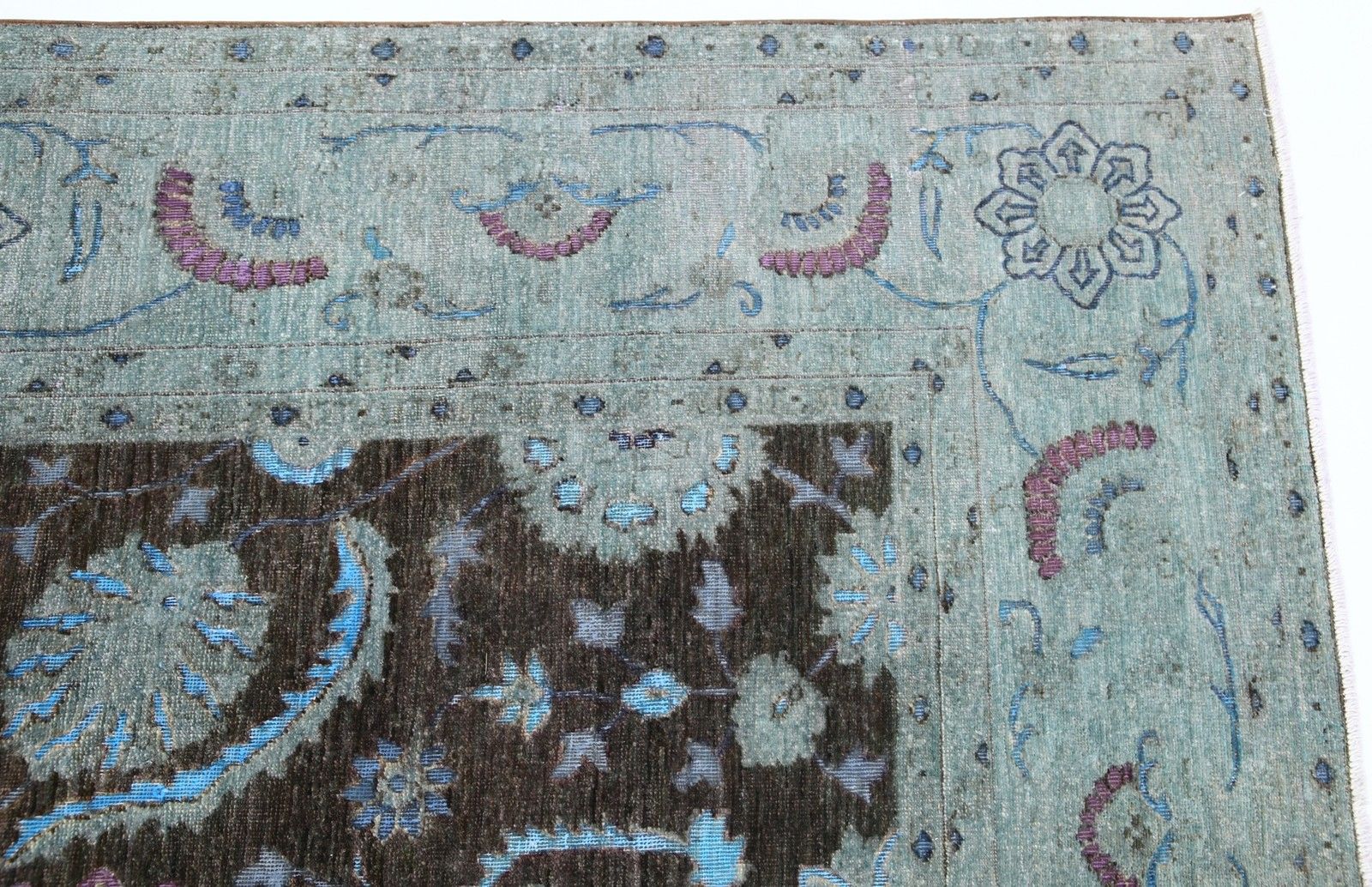 Tapis artisanal 2,65 x 3,59 m gris, bleu clair et lavande, motif vase fleuri photo vinterior