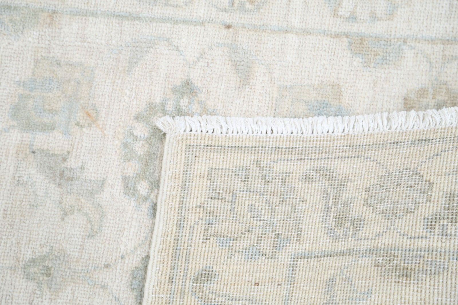 2,2x3 Ft Handgeknoopt Beige en Lichtblauw Accentkleed met Bloemmotief en Medaillon photo 370.0