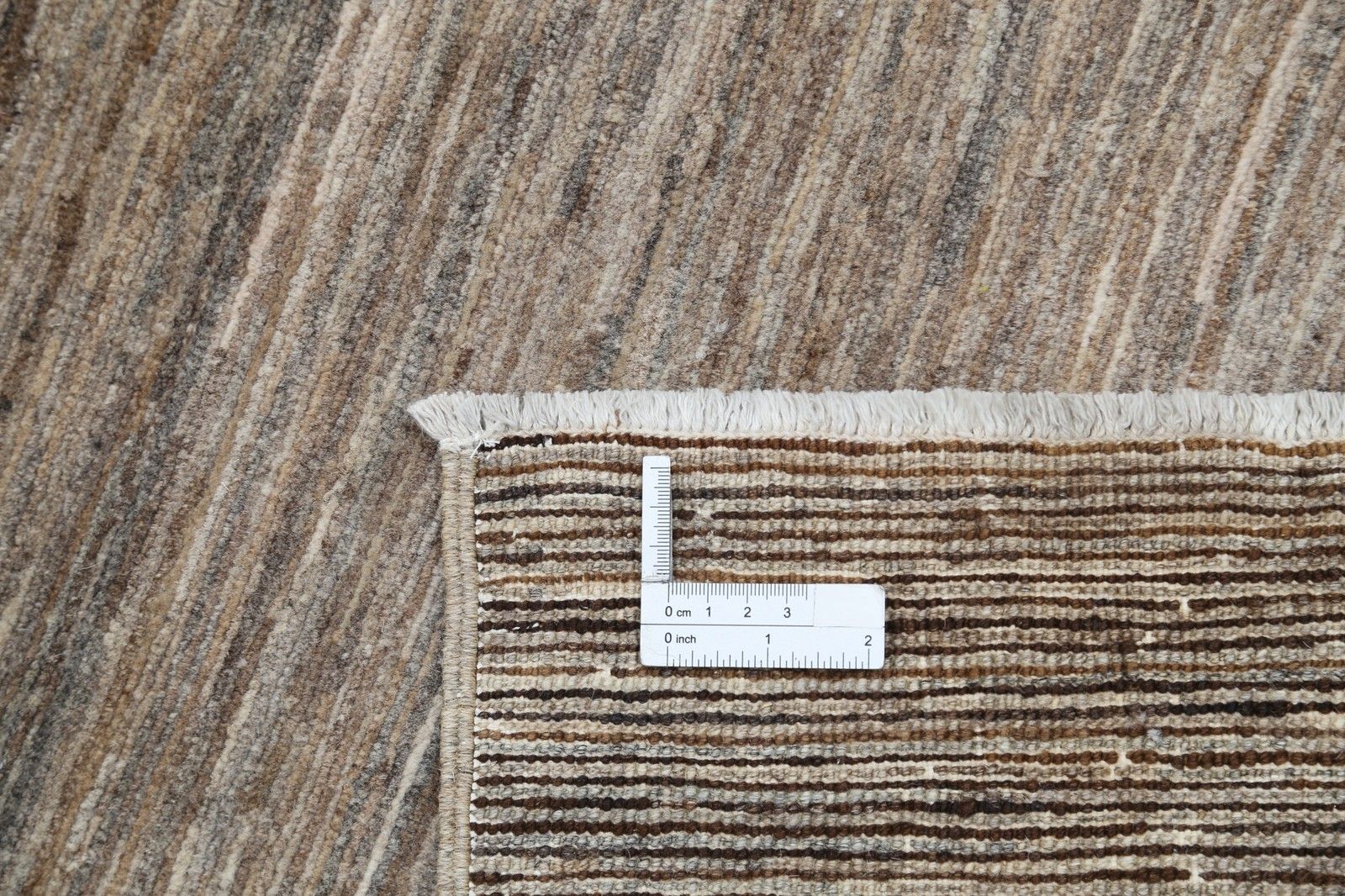 Tapis noué à la main marron et taupe, motif à bordure minimaliste, 100 x 153 cm photo buy