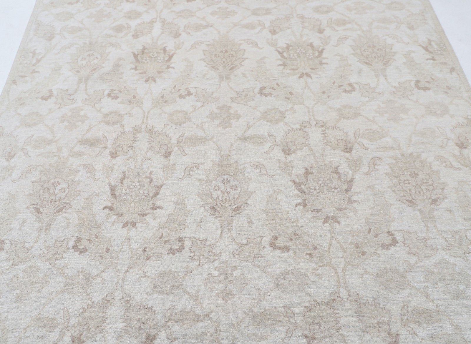 Handgeknoopt vloerkleed 183 x 267 cm voor woninginrichting. Volledig wol. Traditioneel beige tapijt photo for sale