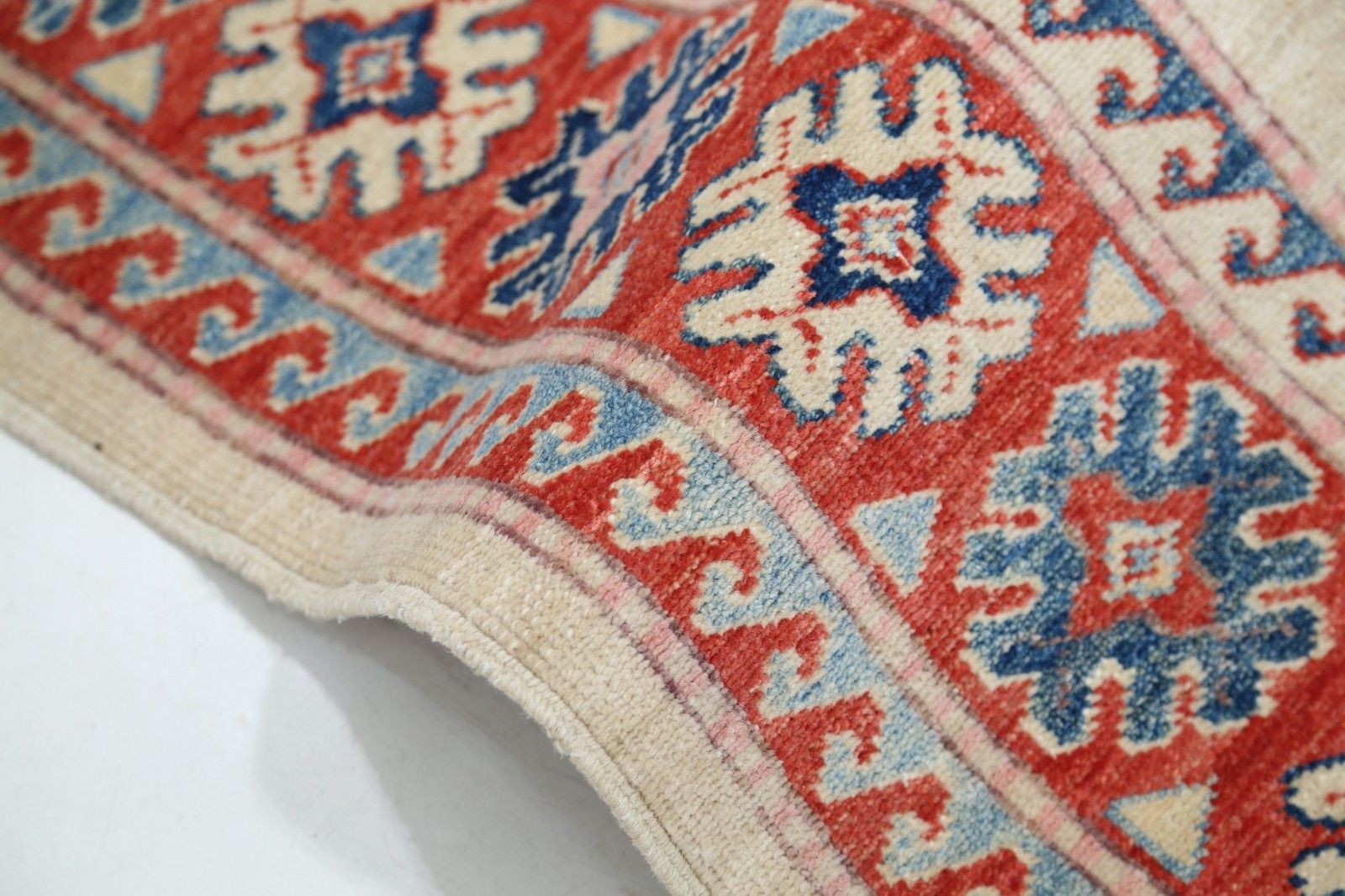 Tapis à motif médaillon tribal, noué à la main, beige, rouge et bleu, 1,48 x 1,88 m photo Textiles