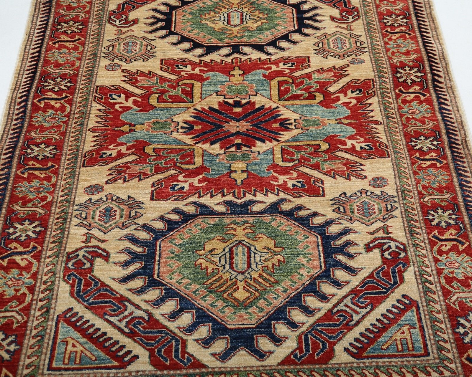 Tapis à poils noués main beige, rouge et bleu clair, 4,2 x 6 pi, motif médaillon photo 1182.0