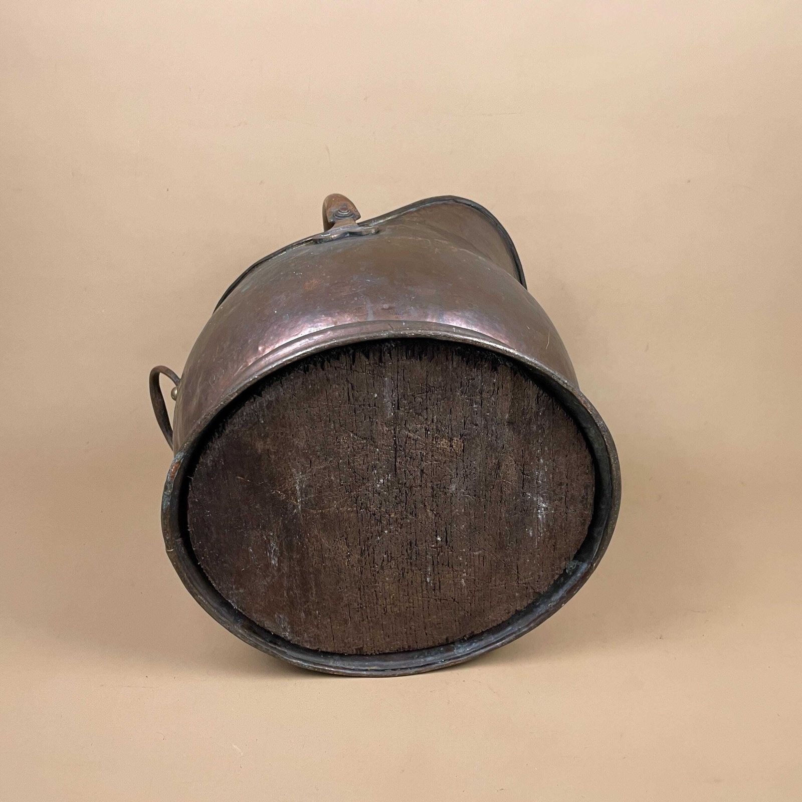 photo furniture Antique Metal Coal Dark Copper Bucket Handle Fireside Fire Side Scuttle Helmet Cottage Heavy Vintage Fireplace Logs