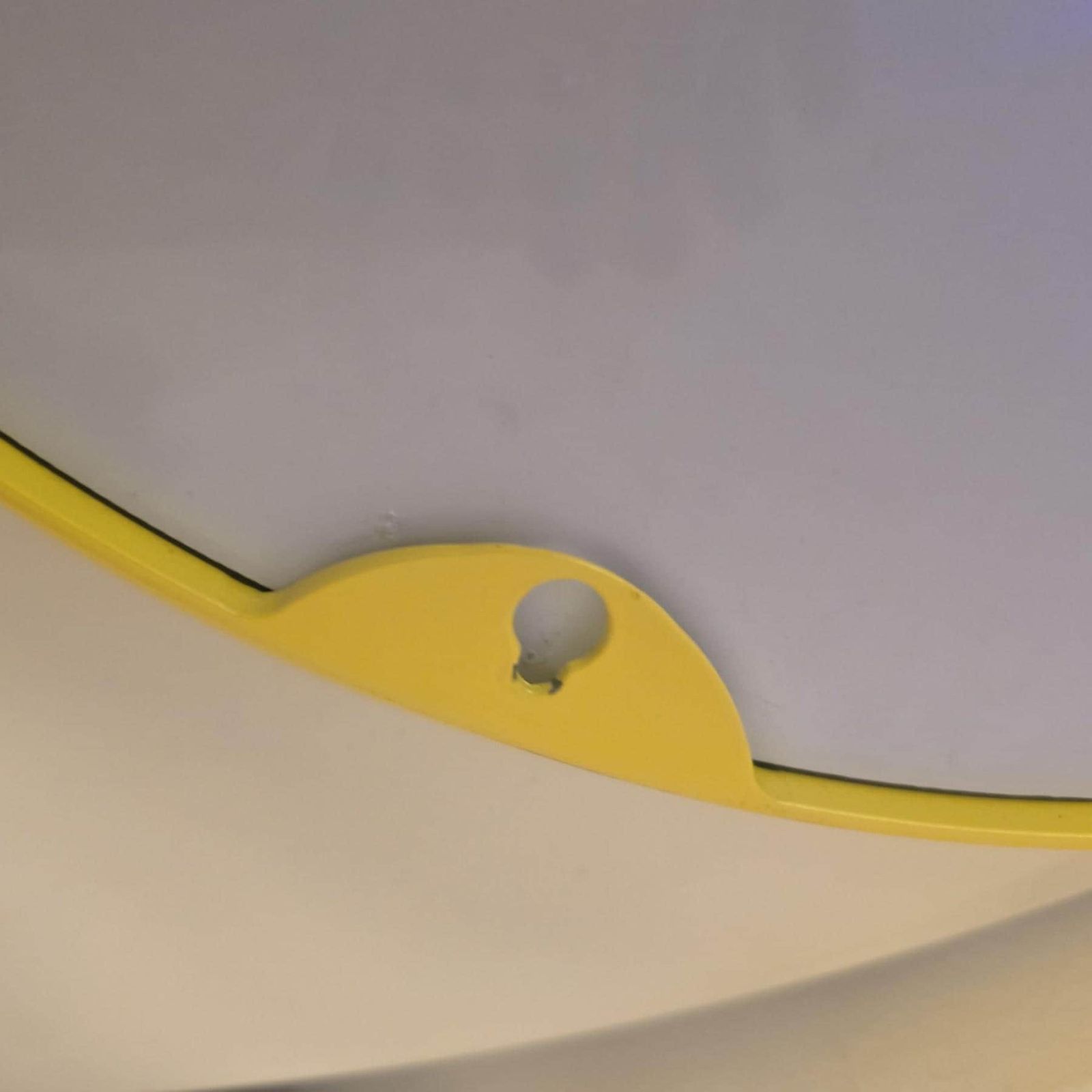 Miroir rond Ikea Langesund en métal jaune biseauté. Accroche au dos. photo vintage