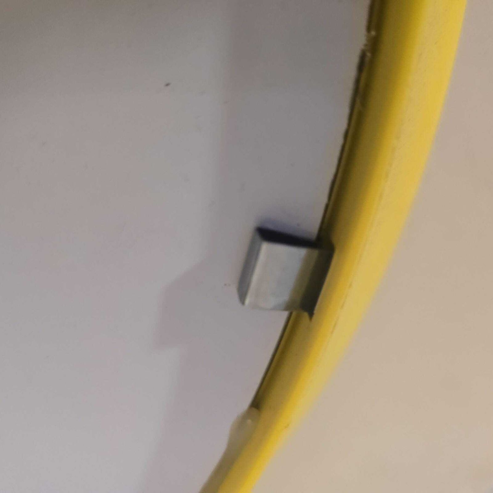 photo furniture Miroir rond Ikea Langesund en métal jaune biseauté. Accroche au dos.