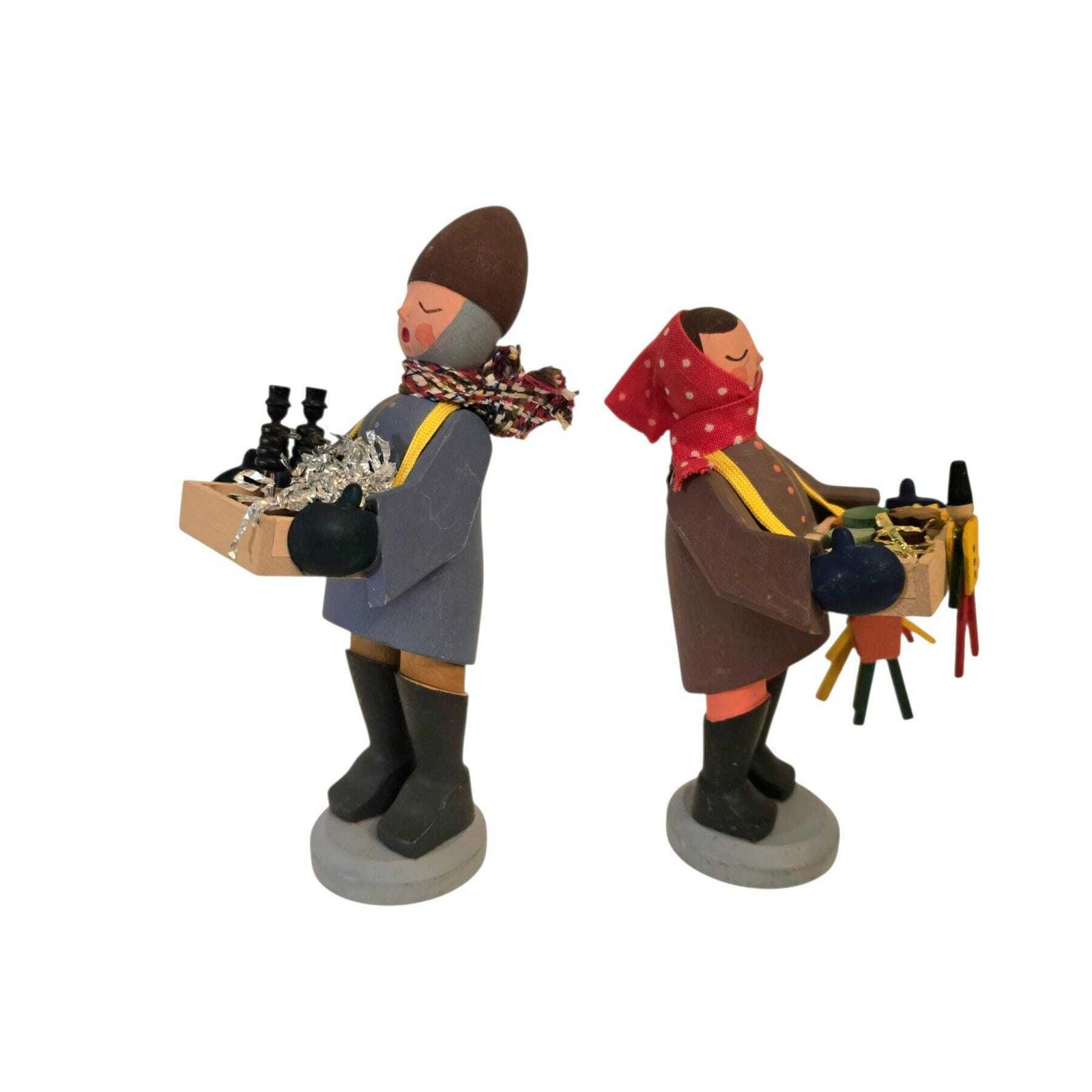 Traditionele houten beeldjes uit het Erzgebirge, een stel kinderen die speelgoed verkopen. Met de hand gesneden in Duitsland.