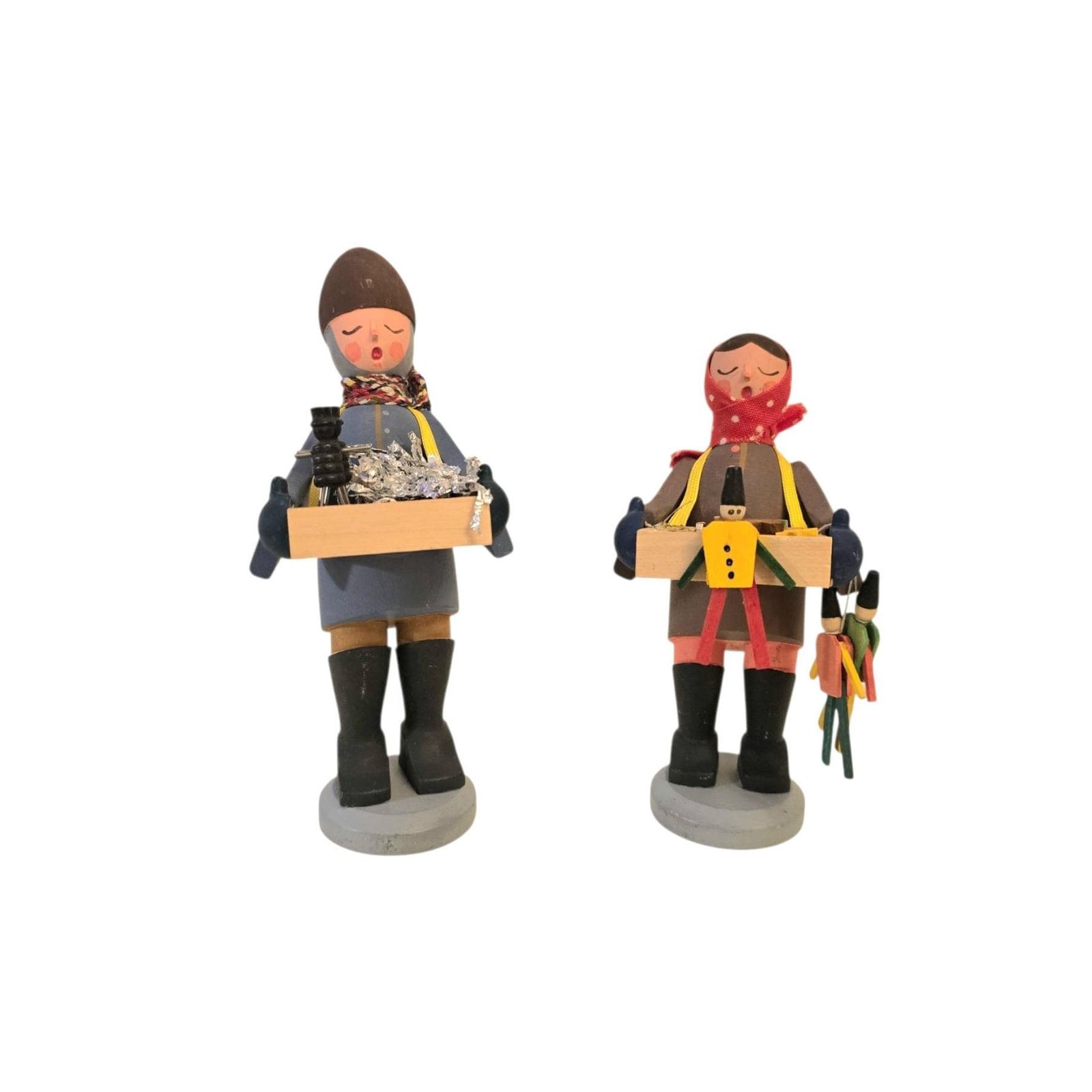 Traditionele houten beeldjes uit het Erzgebirge, een stel kinderen die speelgoed verkopen. Met de hand gesneden in Duitsland. photo furniture