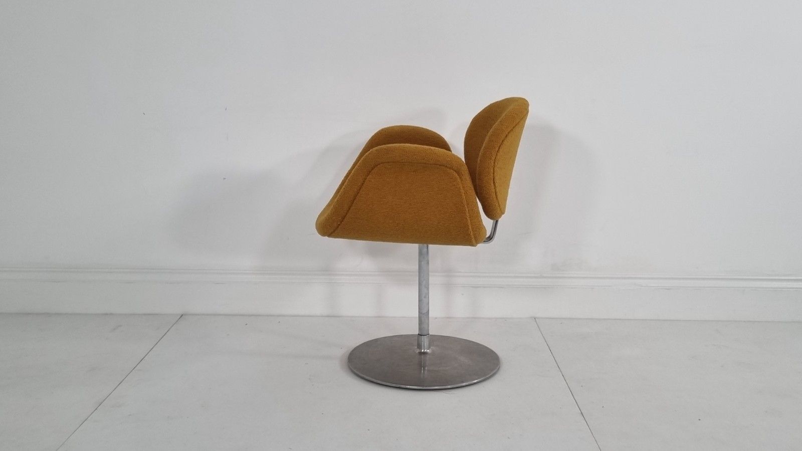 photo furniture Artifort Tulip Chair In Mustard Boucle In Immaculate Condition