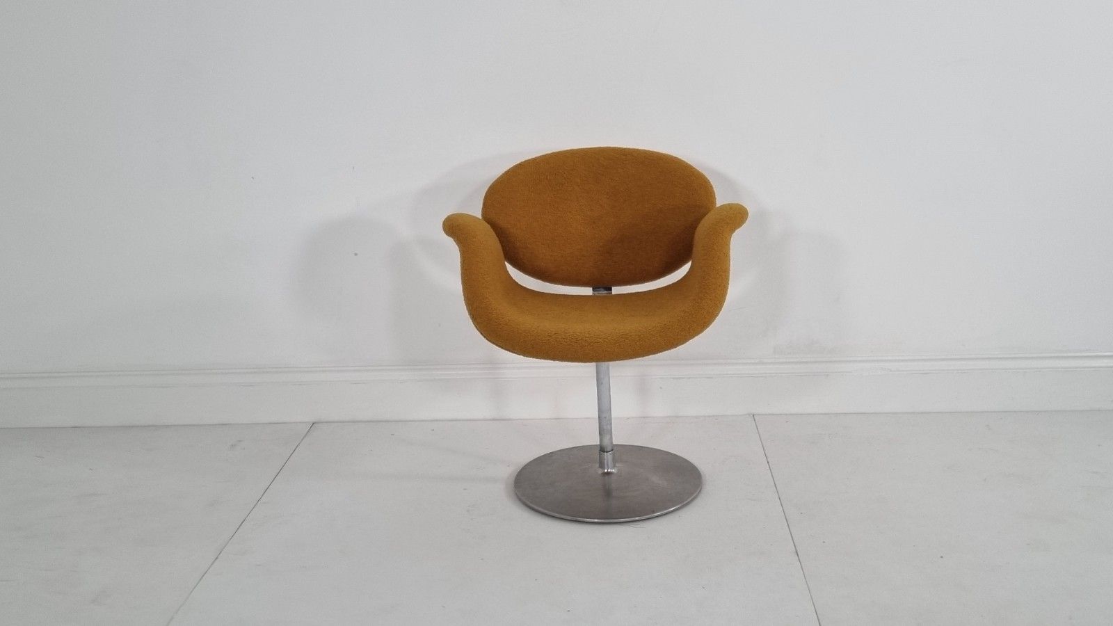 Artifort Tulip Chair In Mustard Boucle In Excellent Condition photo Furniture