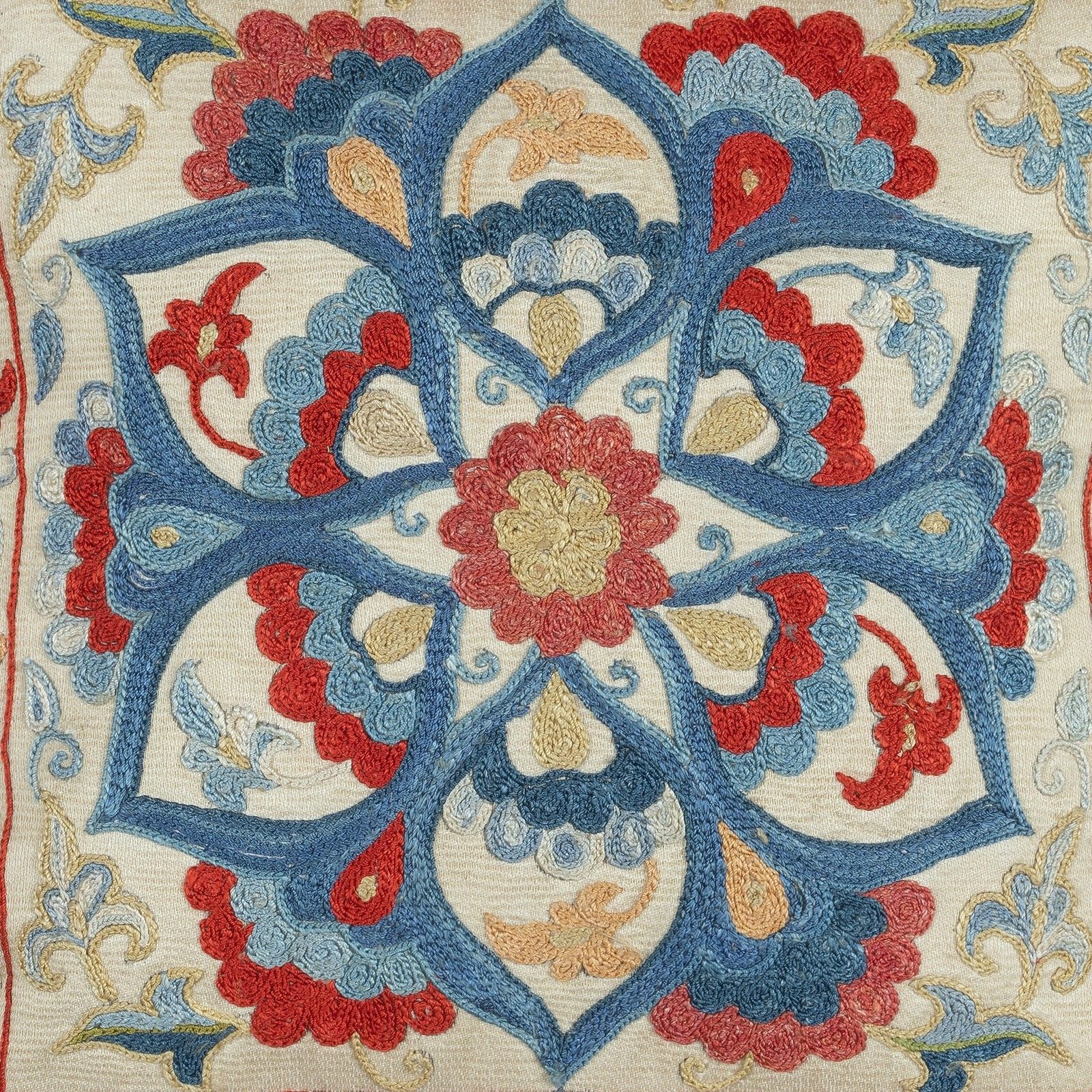 Housse de coussin 30 x 30 cm en soie 100 % brodée à la main. Coussin décoratif artisanal traditionnel photo for sale