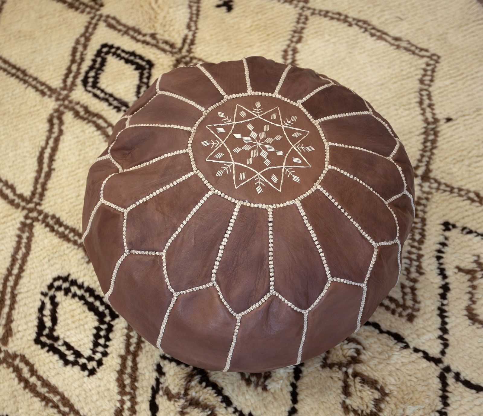 Pouf rond en cuir véritable, repose-pieds travaillé à la main, coloris brun, non rembourré photo furniture