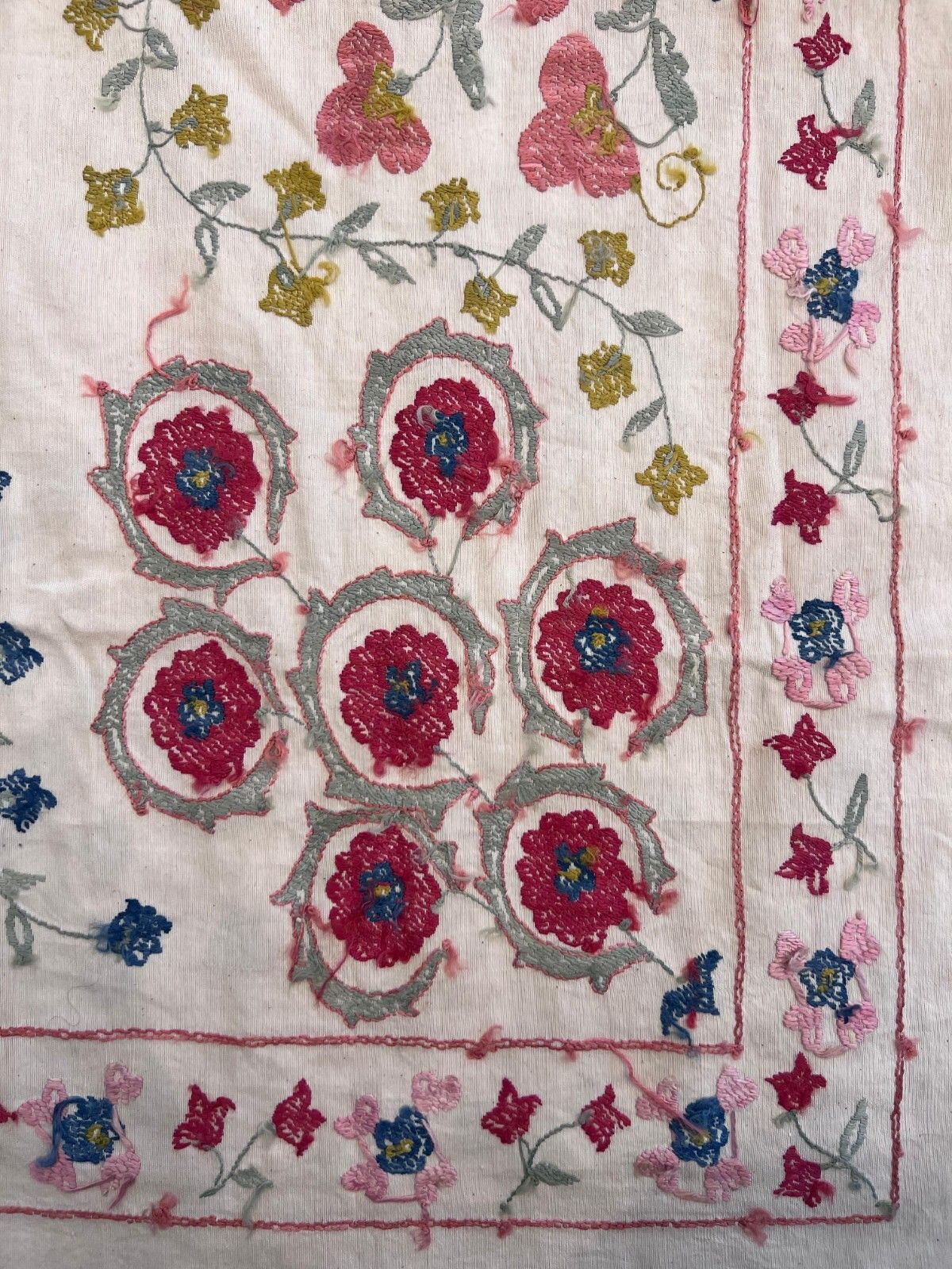 photo for sale Tenture murale brodée 3,3 x 3,5 ft. Nappe en coton. Jeté de canapé fait main, neuf
