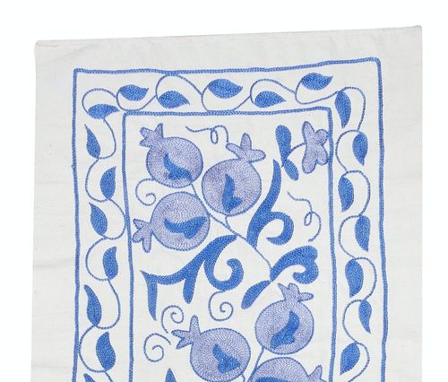 Chemin de table brodé bleu clair 20 x 71 in. Tenture murale en coton. Décoration murale photo furniture