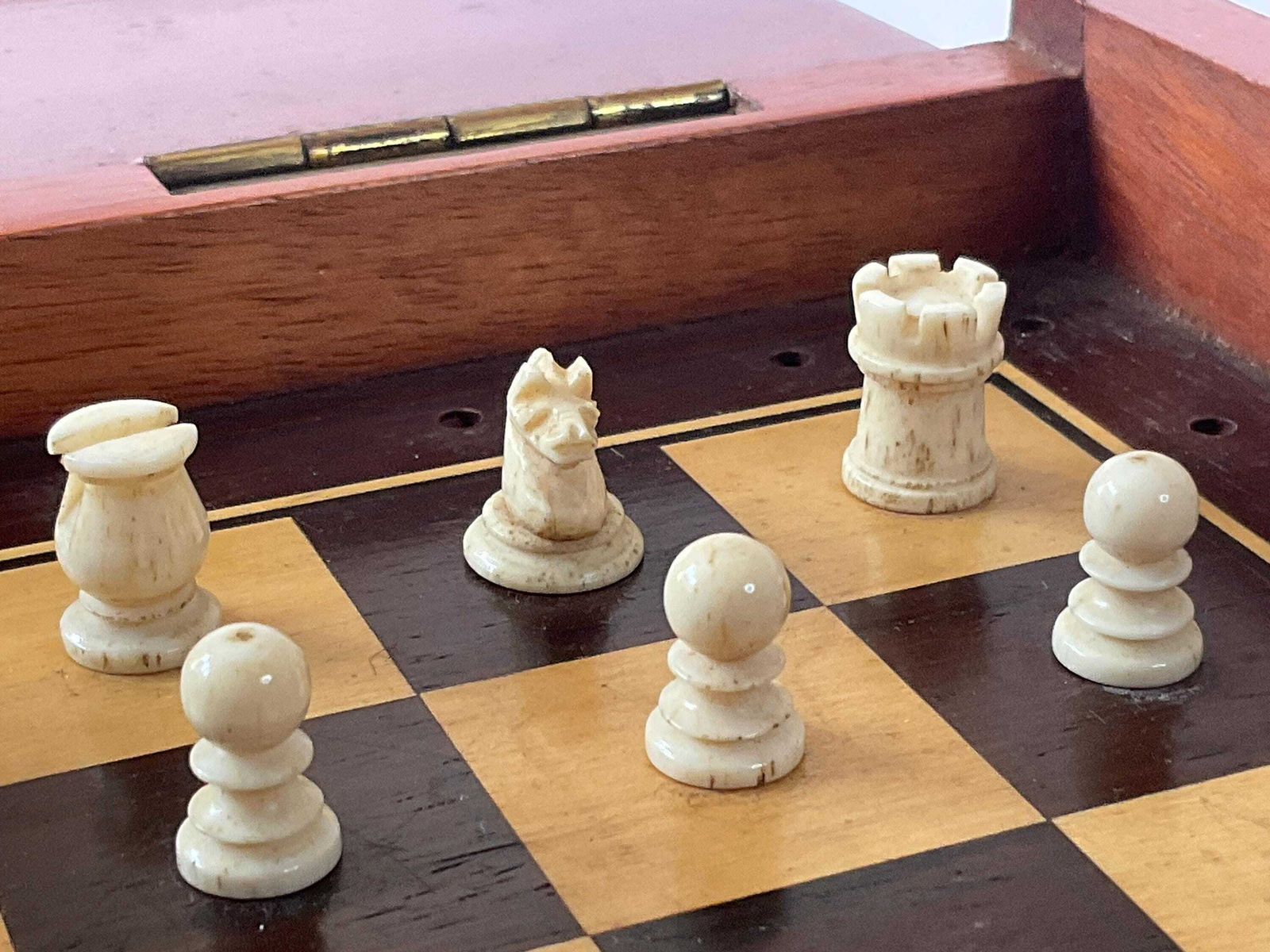 photo vintage Grand Victorian Bone Travel Chess Set – Peter Robinson Oxford St. London – C. 1890