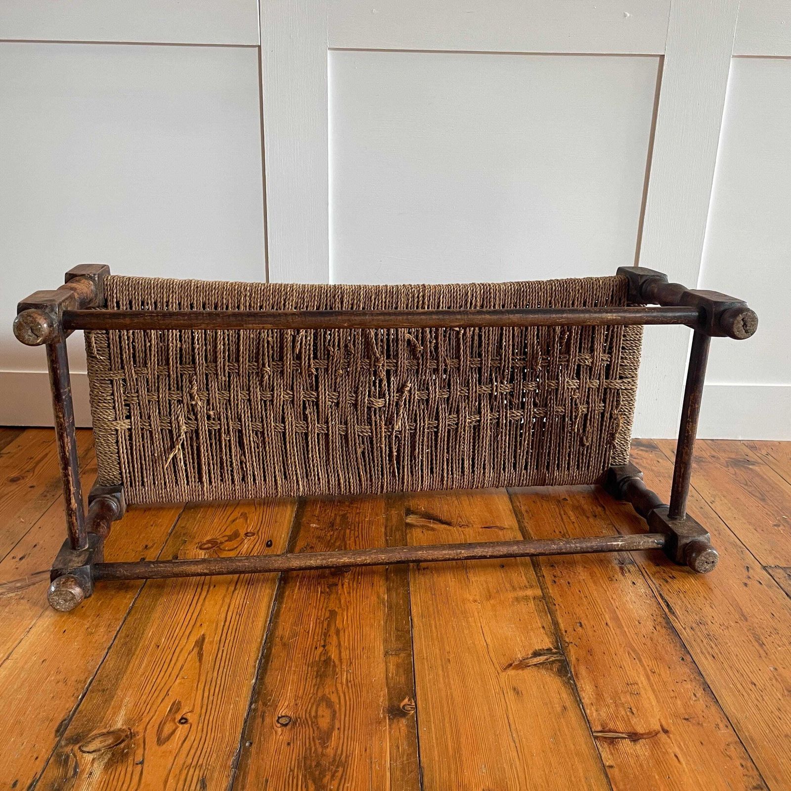 photo vintage Rush Seat Wooden Bench Long Rustic Woven Stool Farmhouse Entryway Hall Footstool Antique Style