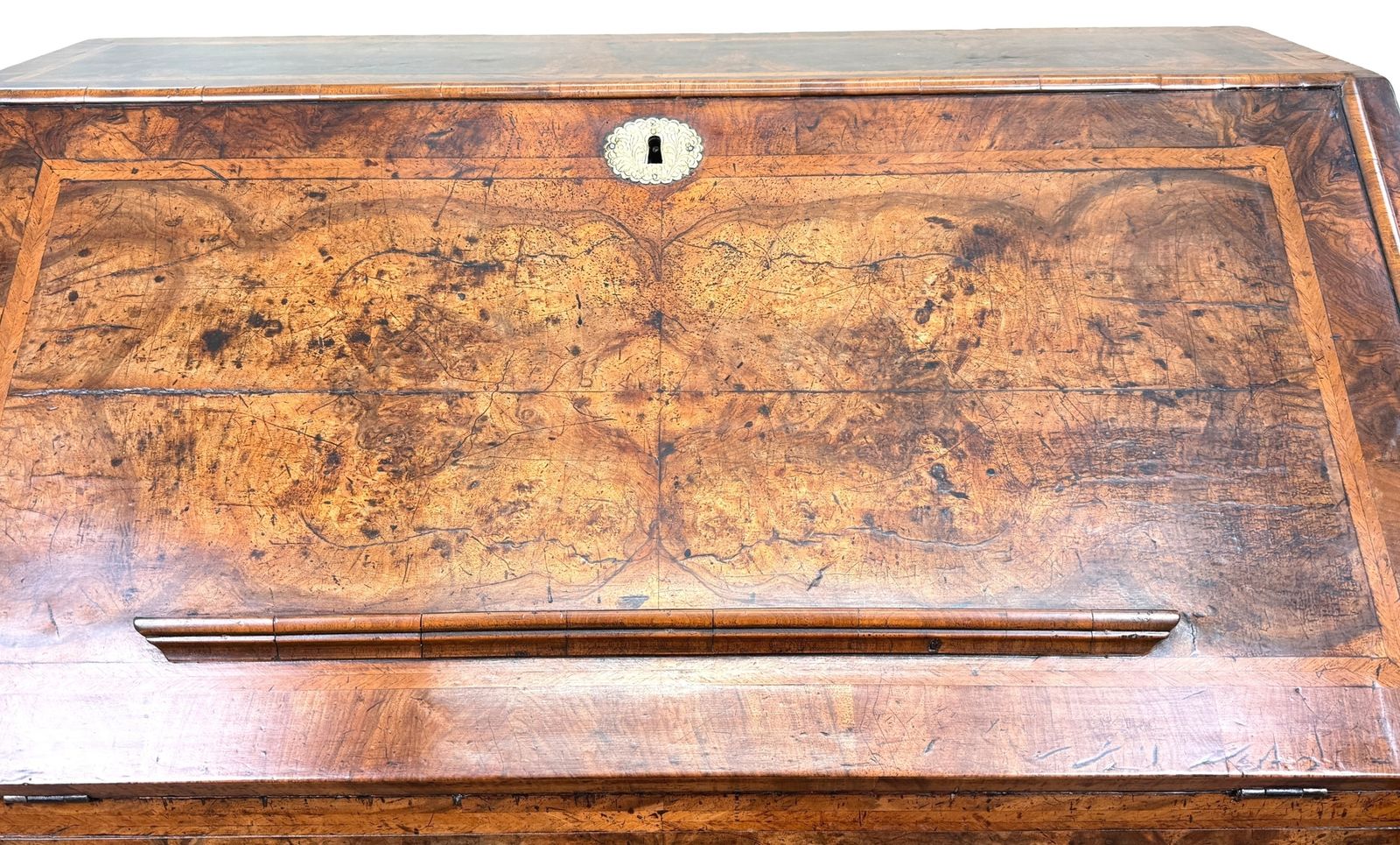 photo for sale Bureau en noyer d'époque Queen Anne, début du XVIIIe siècle (Angleterre, vers 1705)