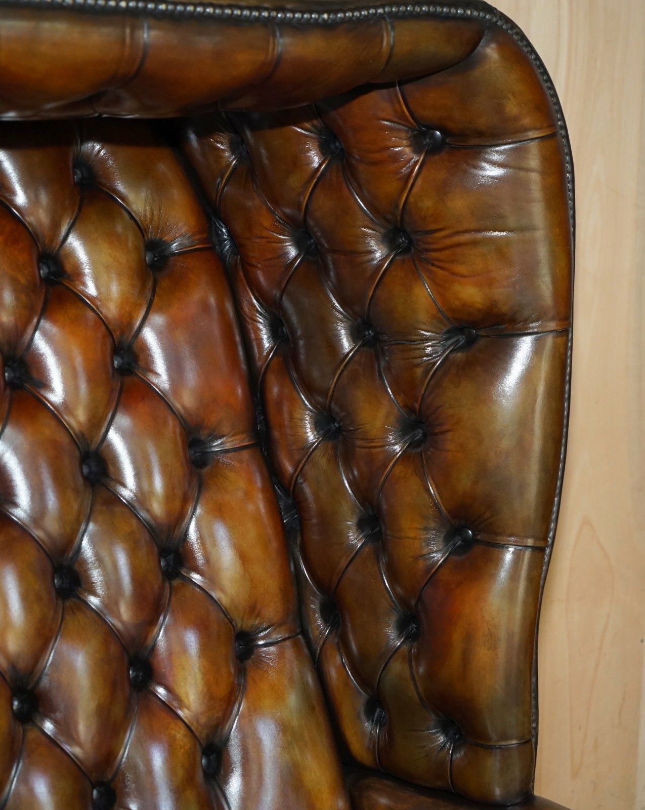 photo vintage Sure Rare Vintage Hand Dyed Cigar Brown Leather Chesterfield Porters Sofa Settee