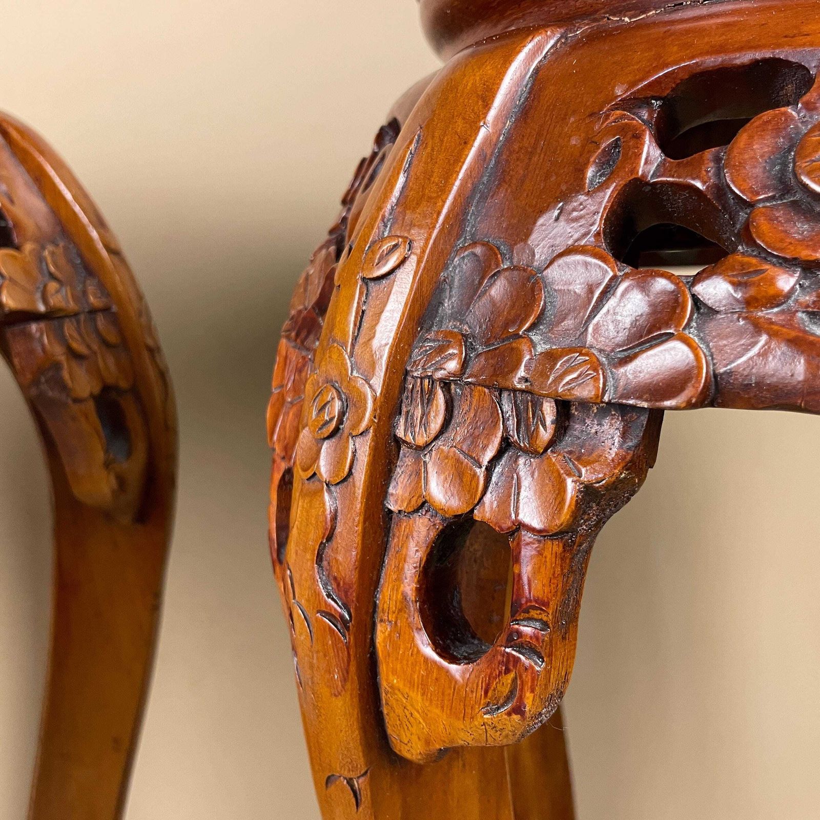 photo vintage Antique Oriental Plant Stand Table Pair Carved Rosewood Marble Top Chinese Sculpture Display Floral Carving Round Accent