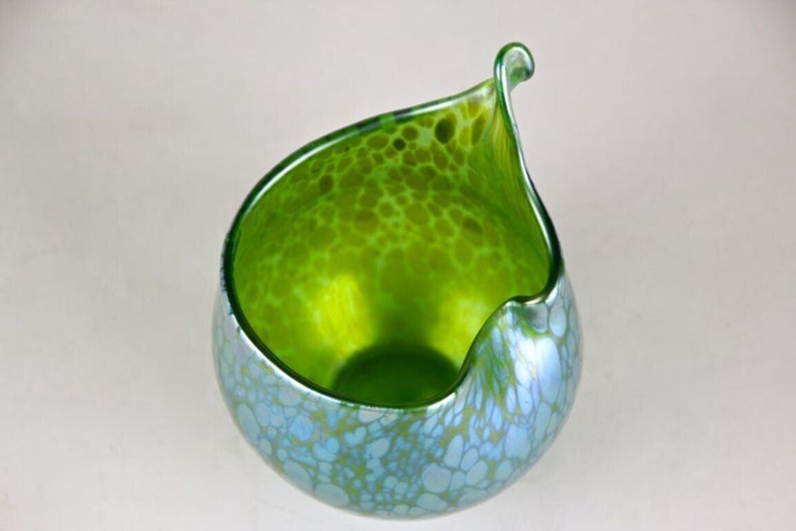 20th Century Iriscident Loetz Witwe Glass Vase Creta Papillon, Bohemia, Ca 1902 photo vinterior