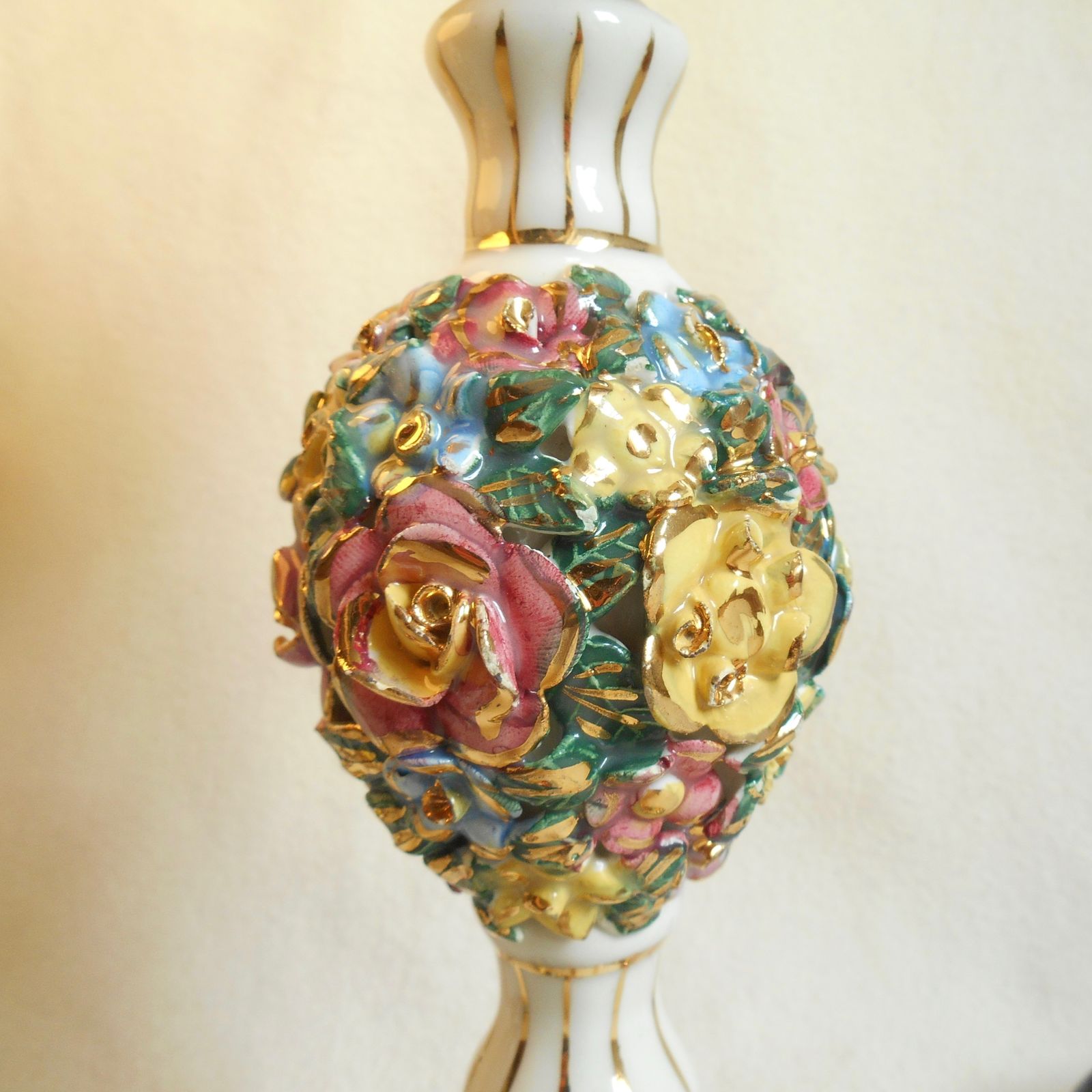 Paire de lampes de table Capodimonte en porcelaine italienne à décor floral photo vinterior