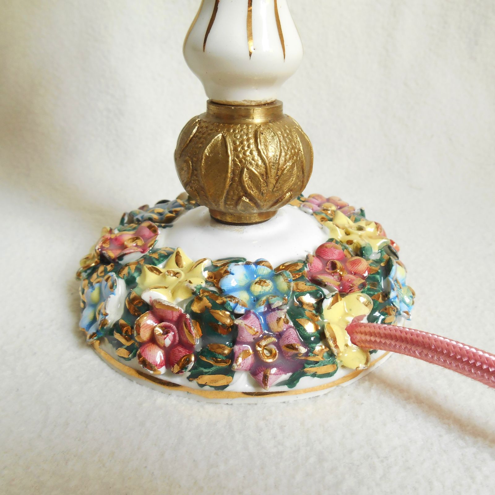 photo furniture Een paar Italiaanse Capodimonte bloemen tafellampen